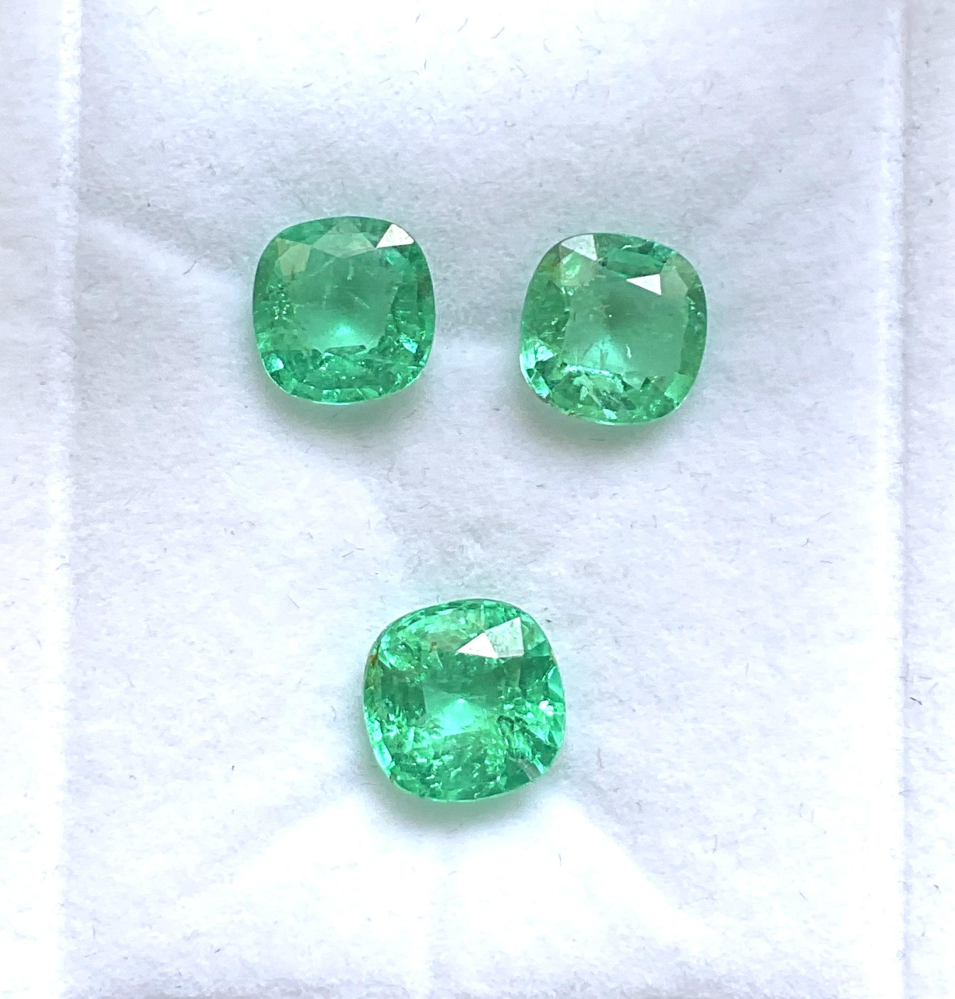 Women's or Men's certified 10.35 carats colombian emerald cushion 3 pieces cut stone set gemstone For Sale