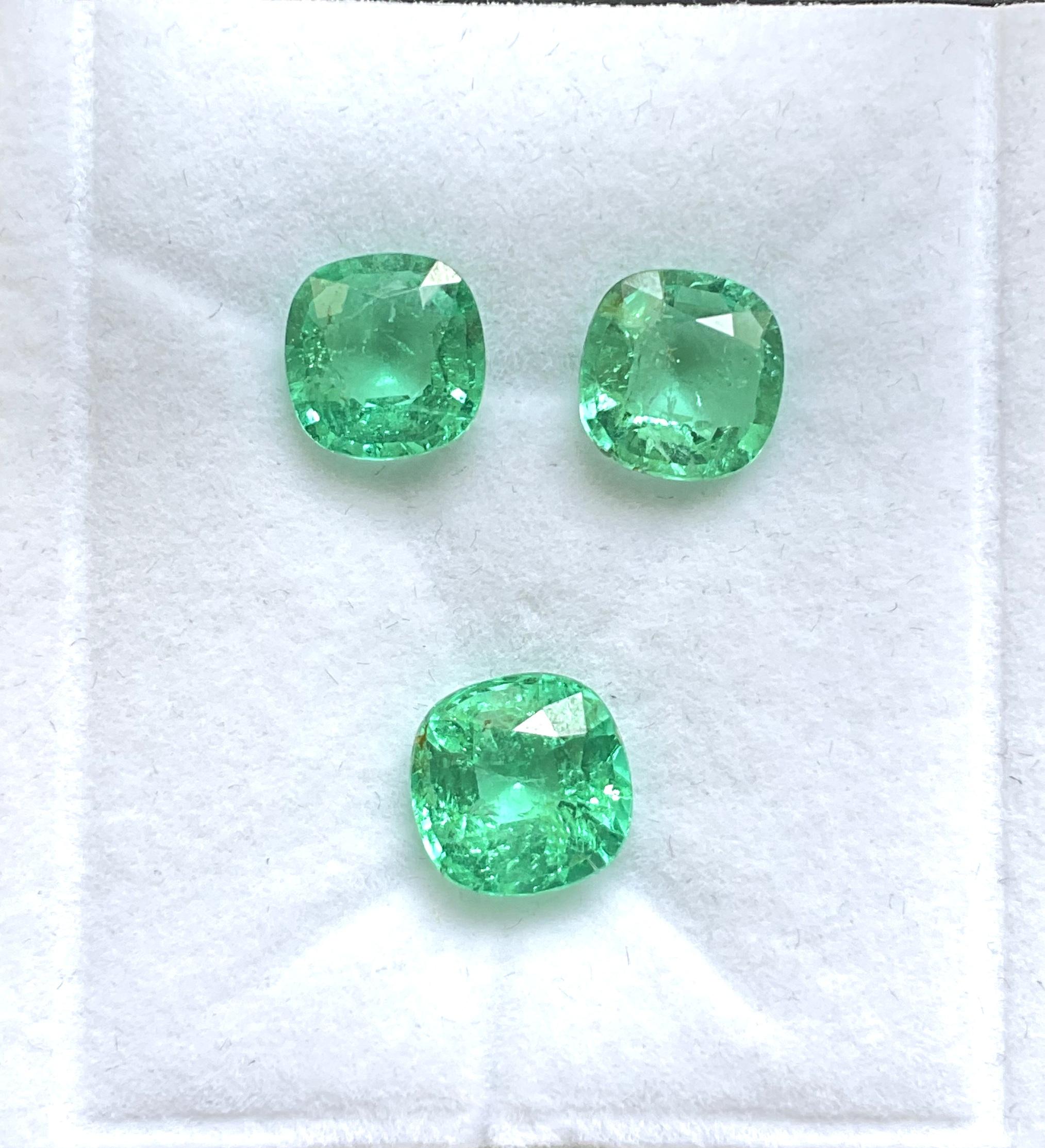 certified 10.35 carats colombian emerald cushion 3 pieces cut stone set gemstone For Sale 1