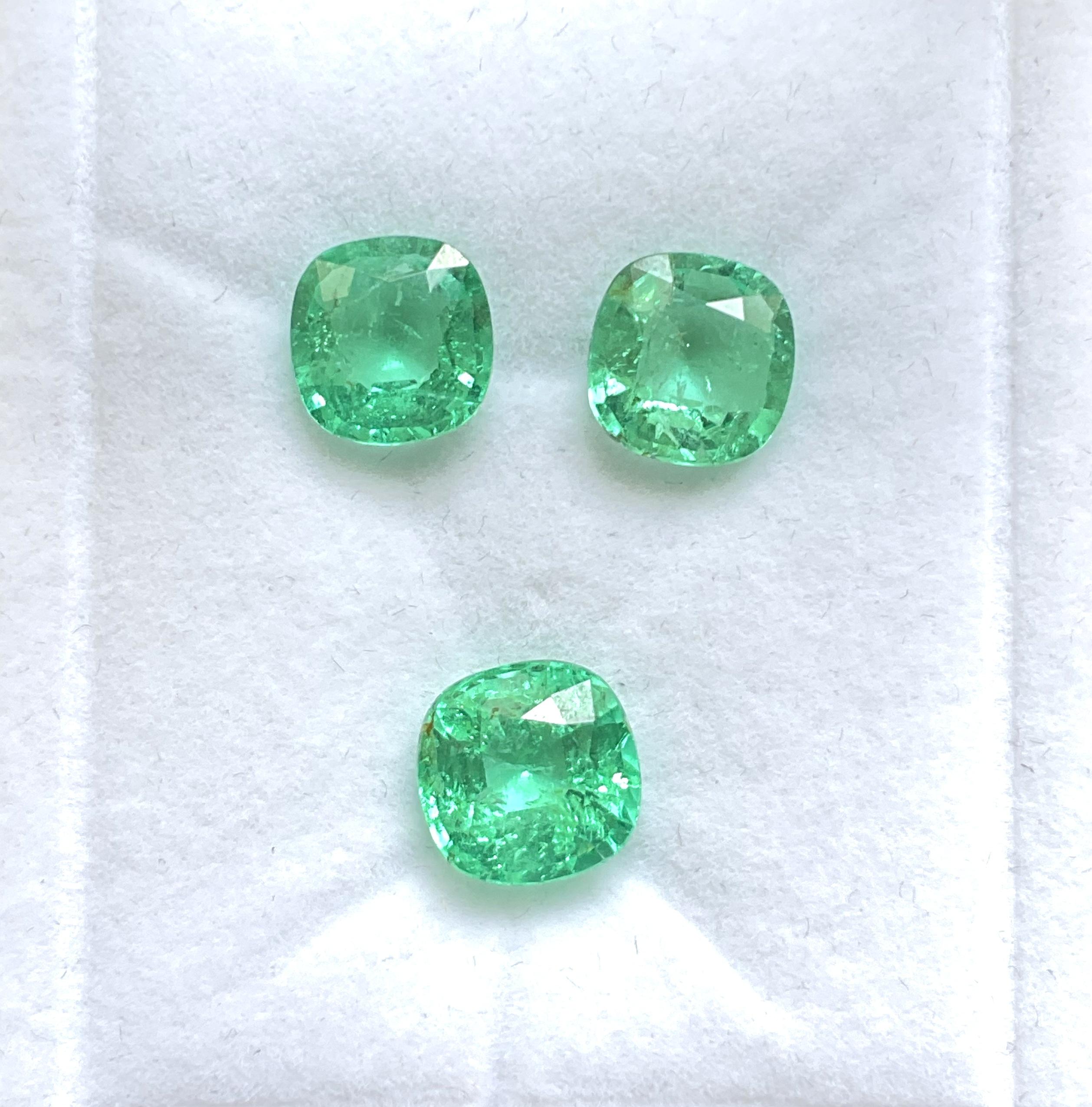 certified 10.35 carats colombian emerald cushion 3 pieces cut stone set gemstone For Sale 2