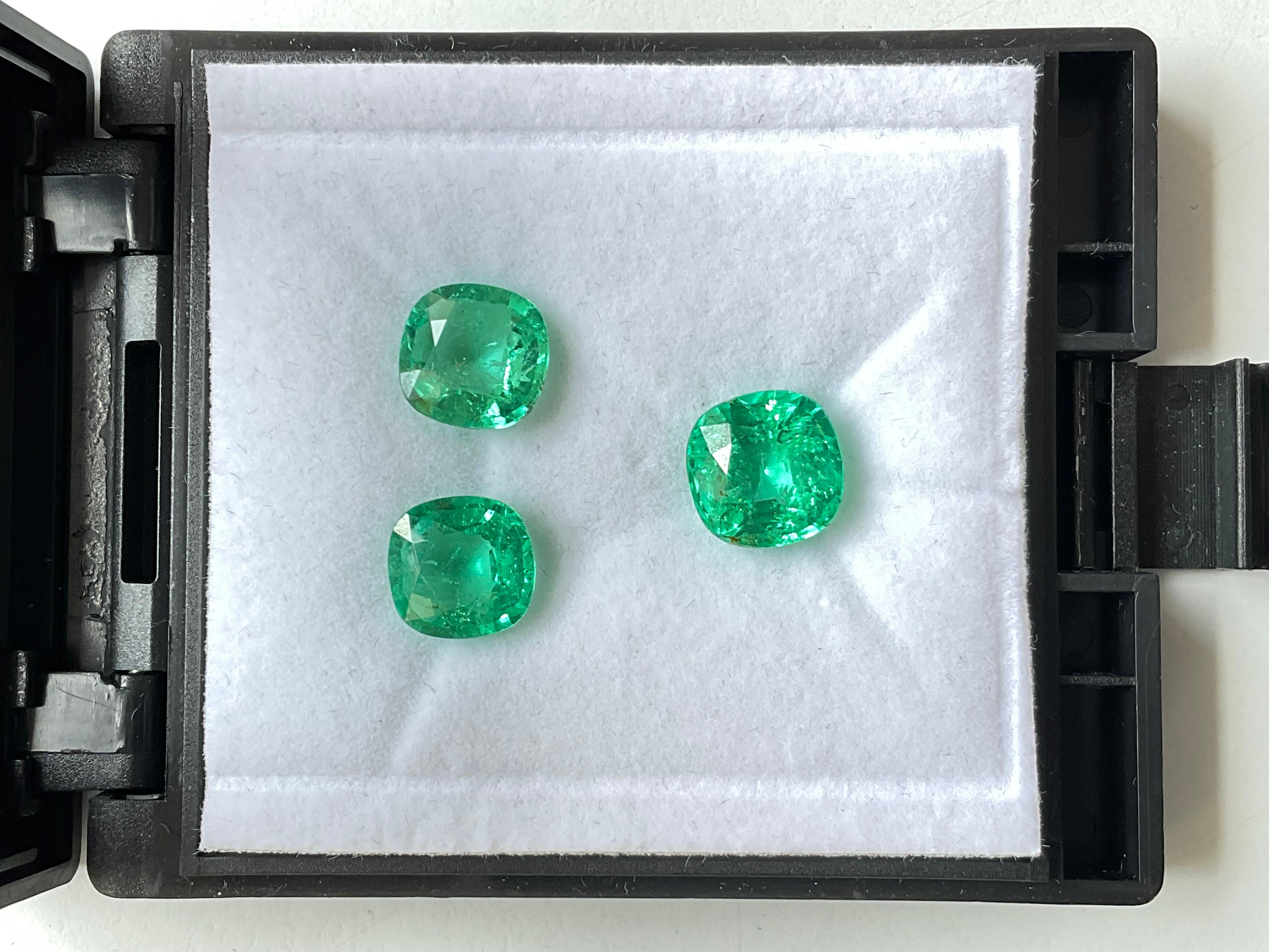 certified 10.35 carats colombian emerald cushion 3 pieces cut stone set gemstone For Sale 3