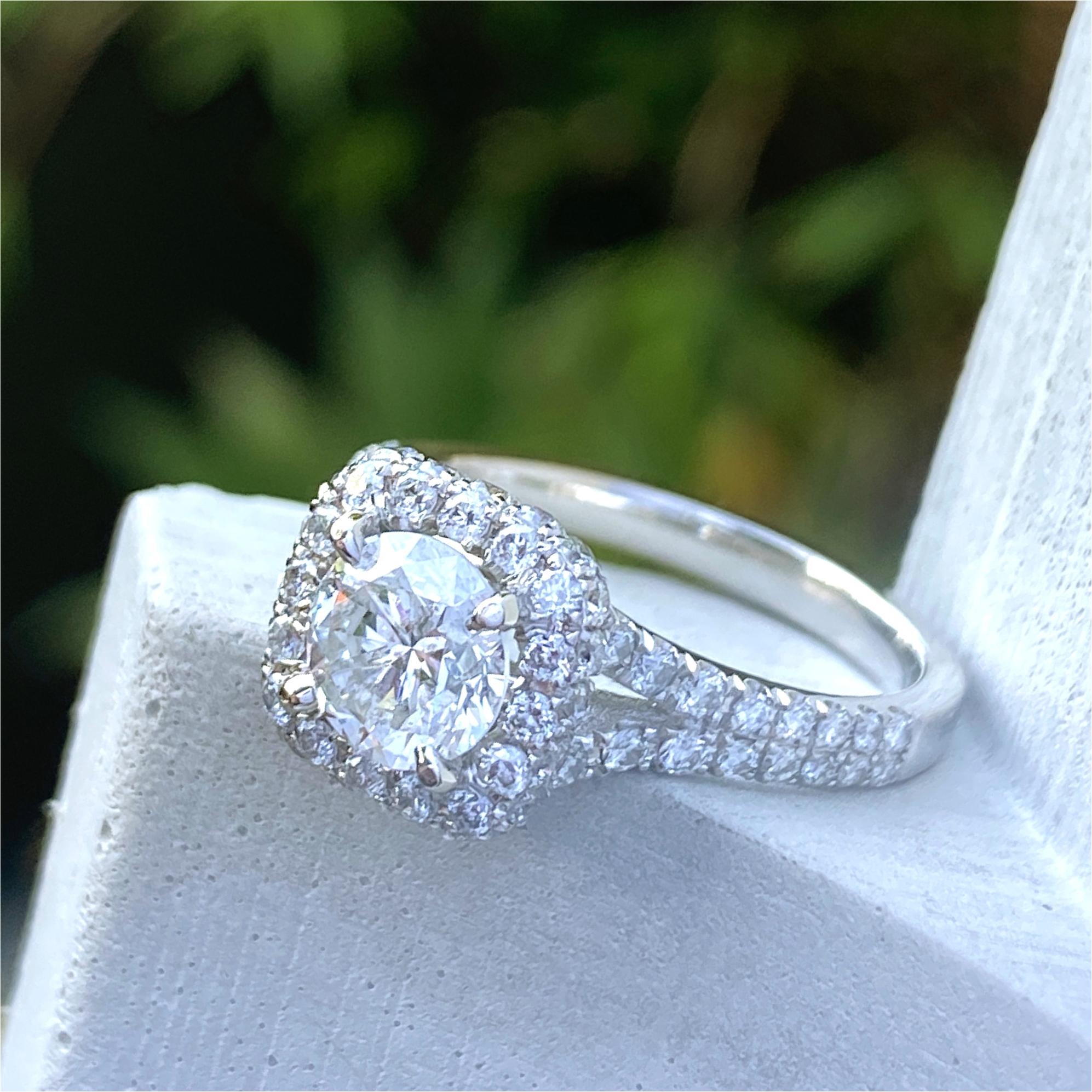 Certified 1.04 Carat Round Diamond in Square Halo Engagement Ring in Platinum For Sale 2