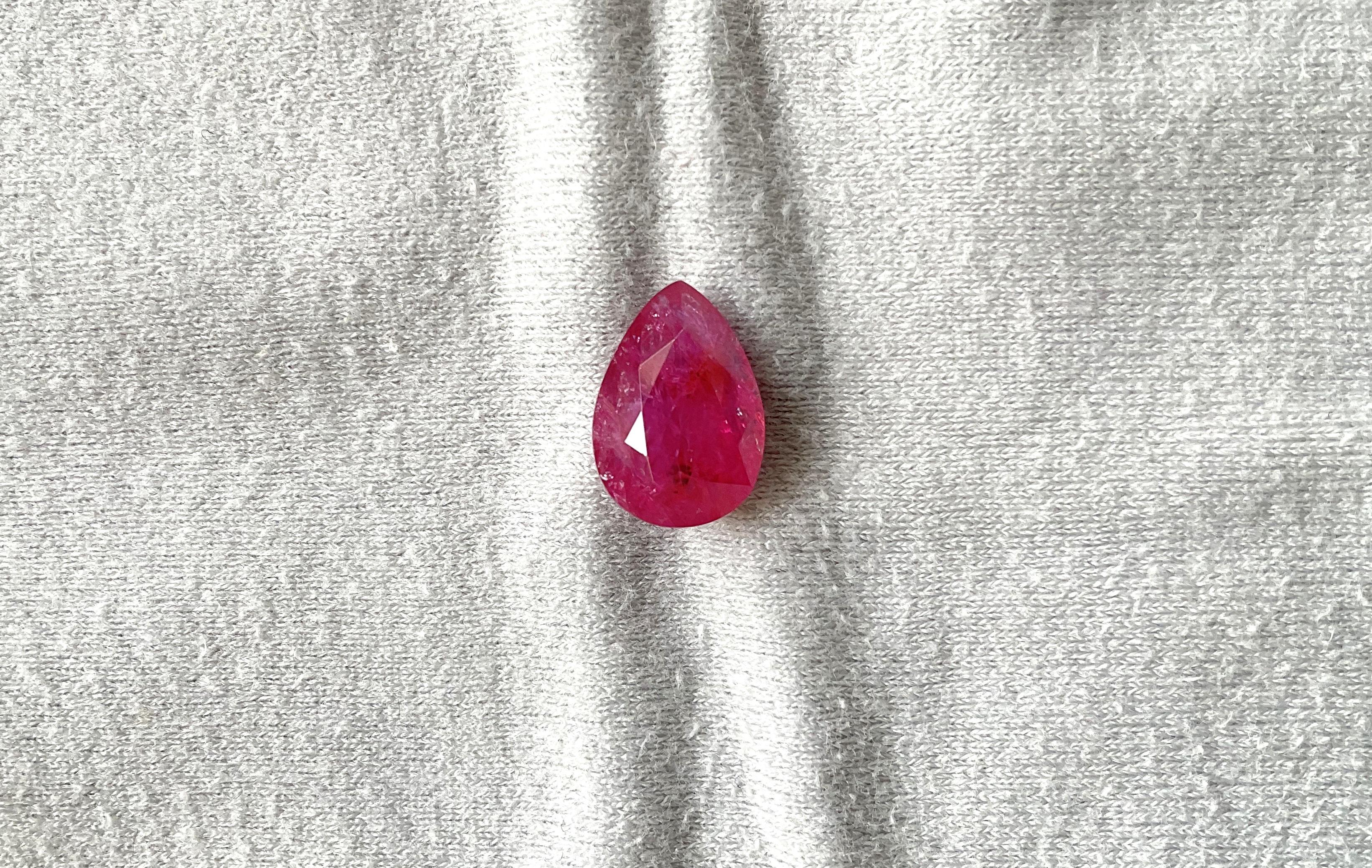 Pierre naturelle du Mozambique certifiée 10.44 carats, taille poire facettée, non chauffée

Poids : 10,44 carats
Taille :  15x11x7 MM
Pièces : 1
Forme : Pierre facettée en forme de poire