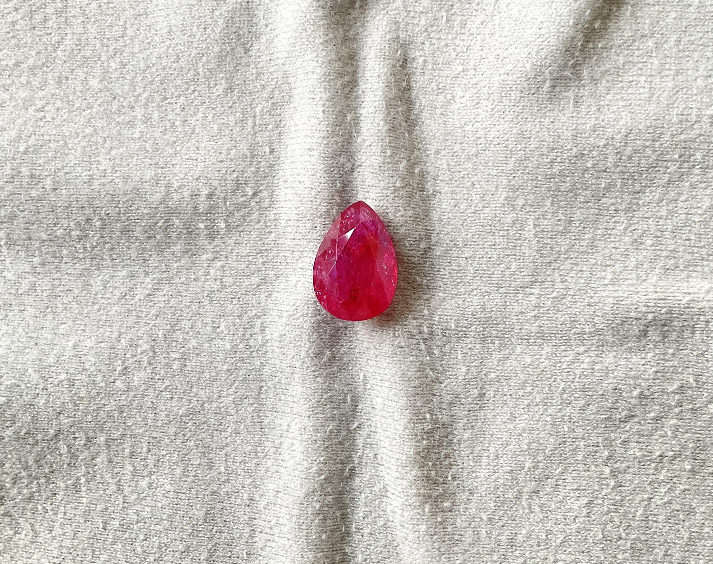 Art déco Pierre naturelle du Mozambique certifiée 10.44 carats, taille poire facettée, non chauffée en vente