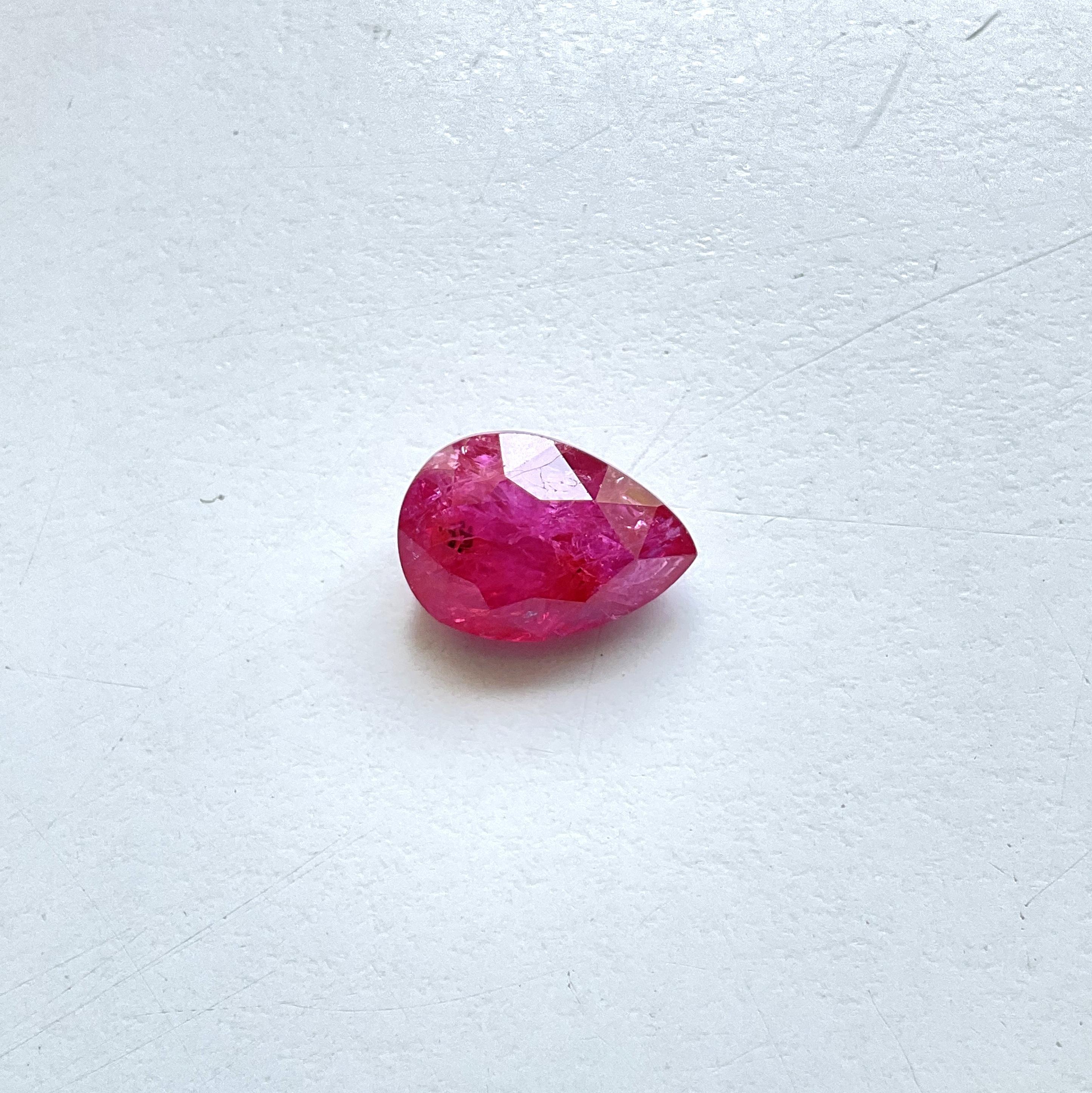 Pierre naturelle du Mozambique certifiée 10.44 carats, taille poire facettée, non chauffée Unisexe en vente