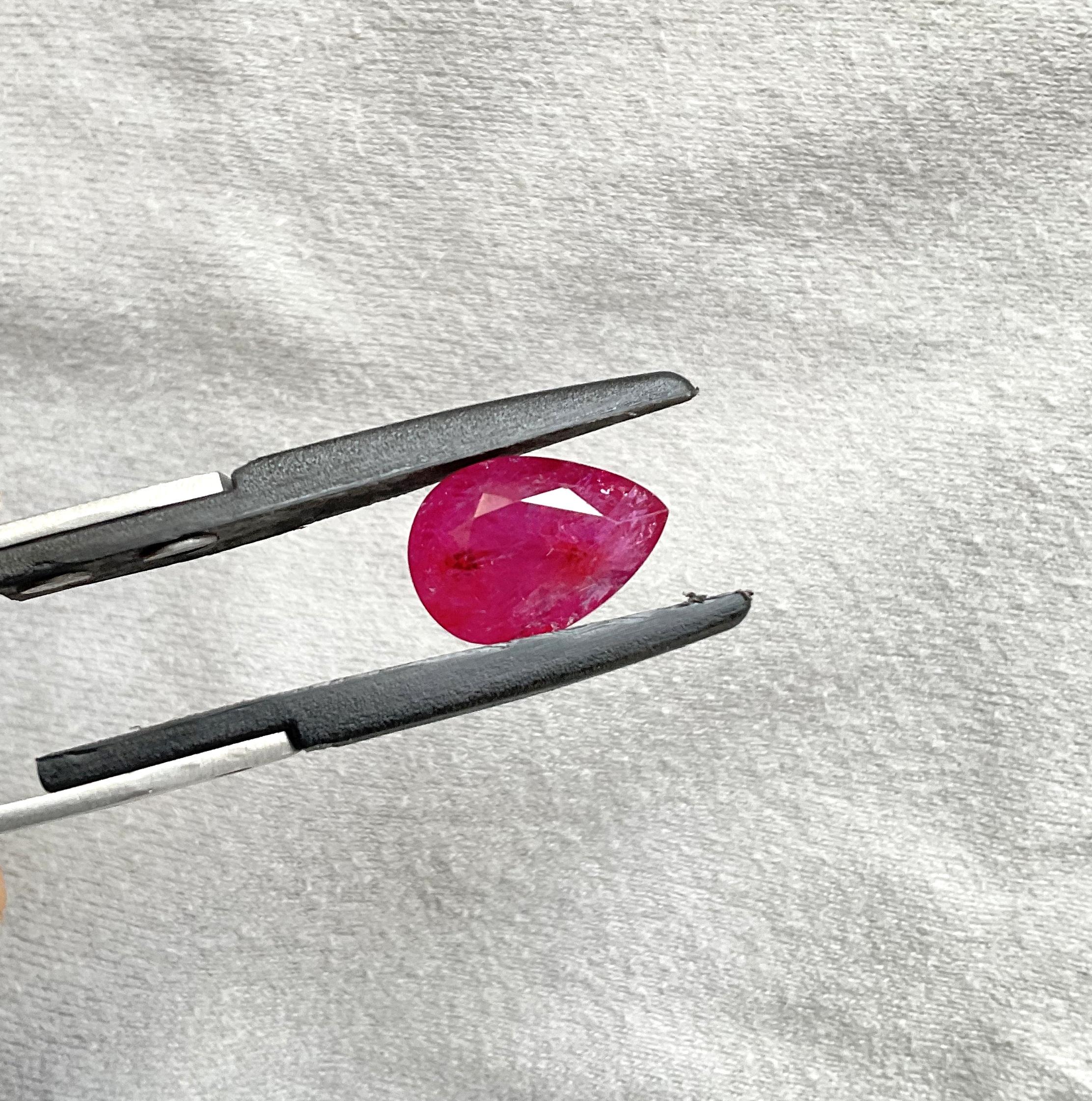 Pierre naturelle du Mozambique certifiée 10.44 carats, taille poire facettée, non chauffée en vente 1