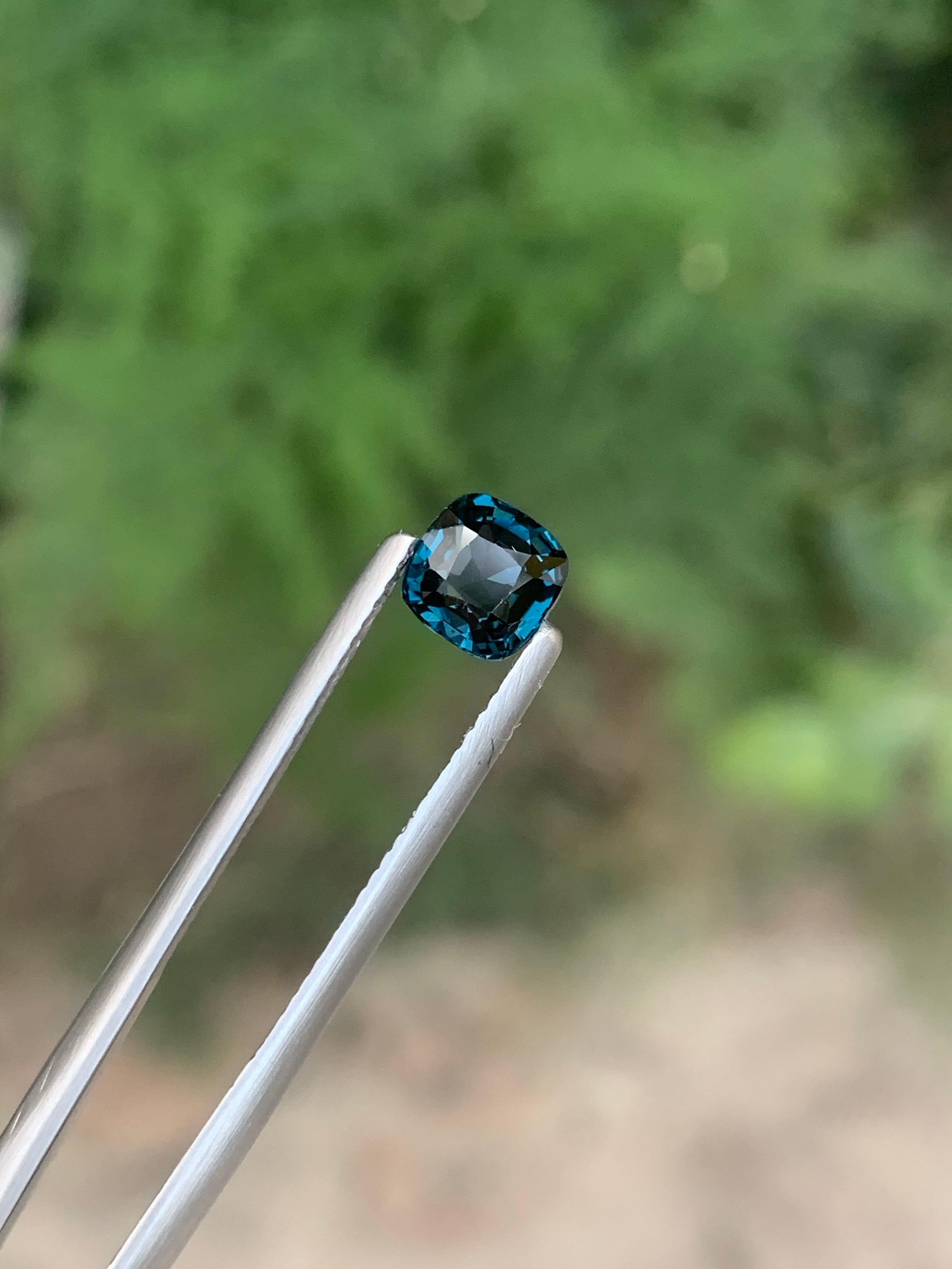 Certified 1.05 Carat Natural Loose Blue Spinel Gemstone From Tanzania en vente 4