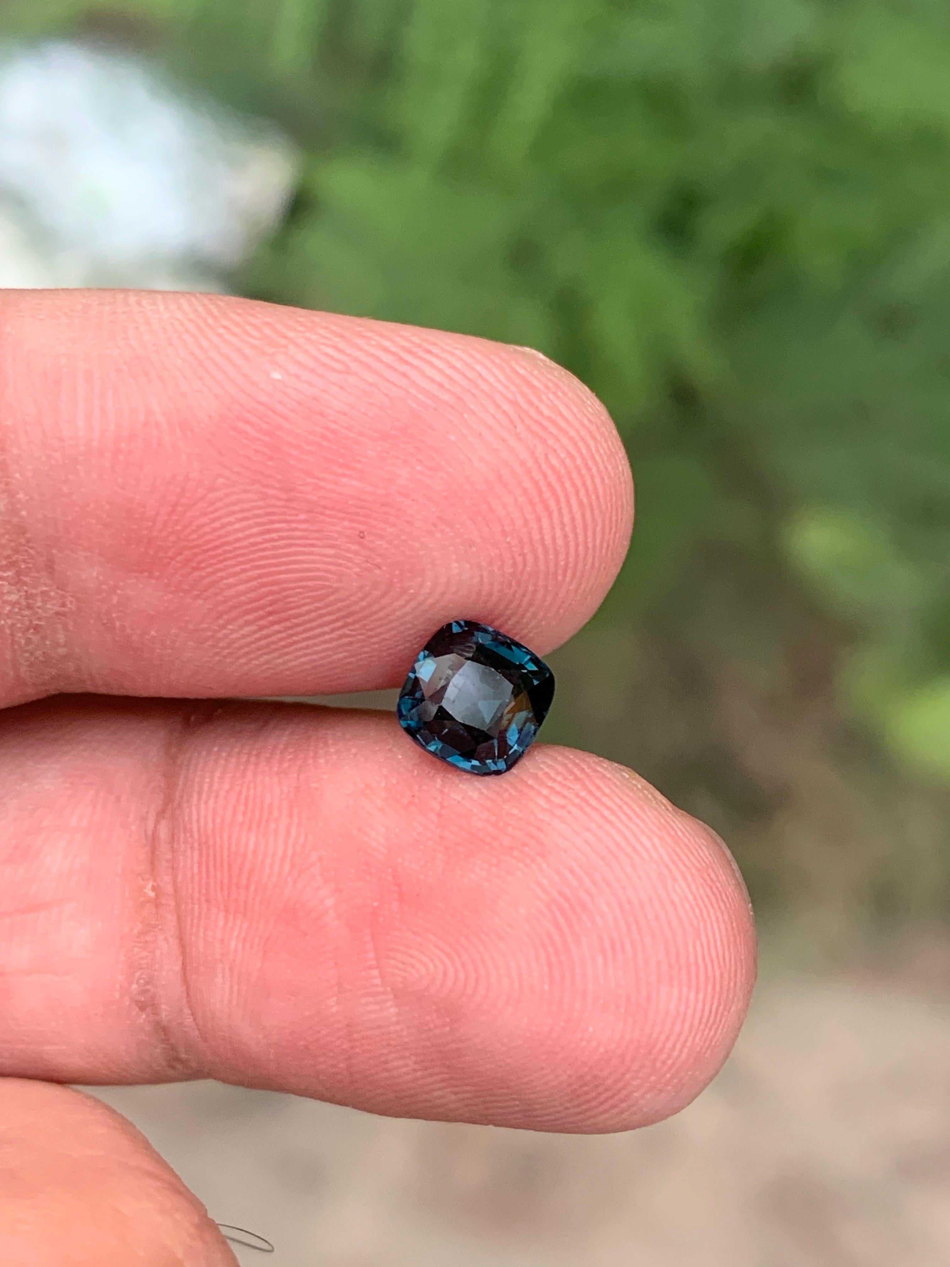 Certified 1.05 Carat Natural Loose Blue Spinel Gemstone From Tanzania en vente 5