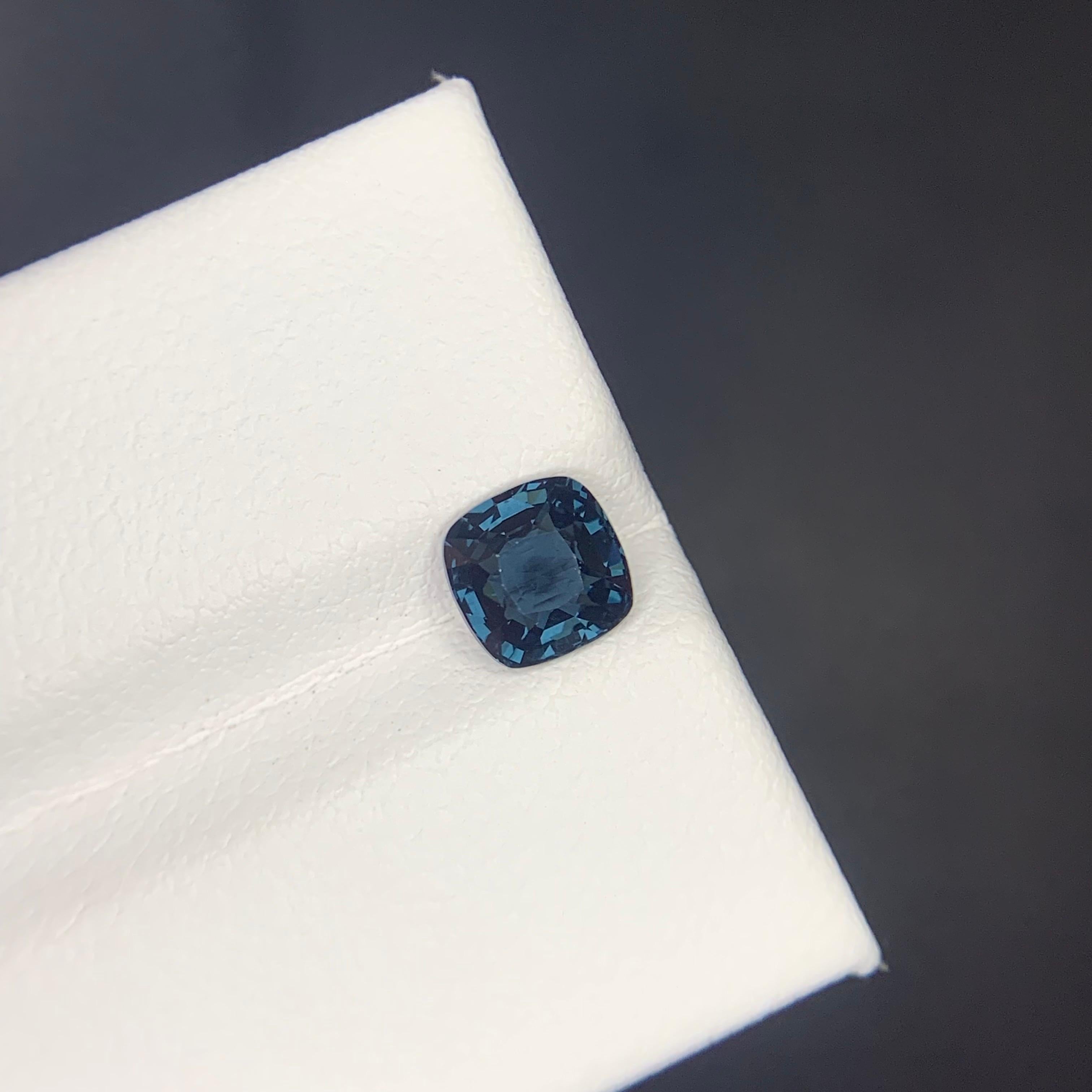 Certified 1.05 Carat Natural Loose Blue Spinel Gemstone From Tanzania en vente 7