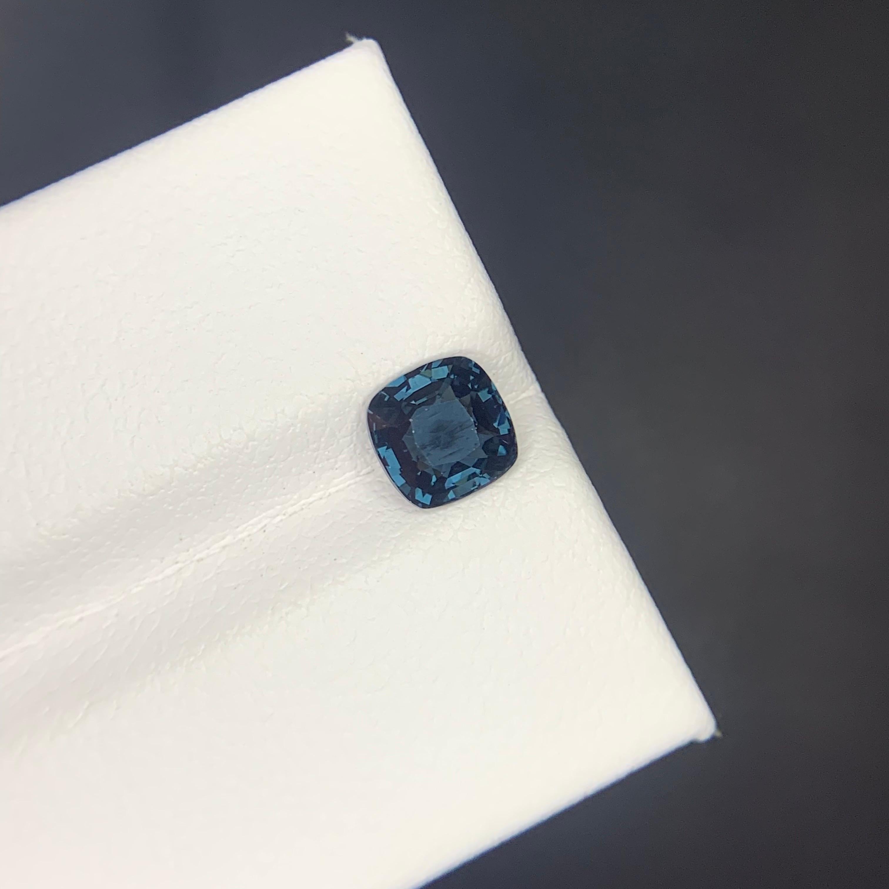 Certified 1.05 Carat Natural Loose Blue Spinel Gemstone From Tanzania en vente 8
