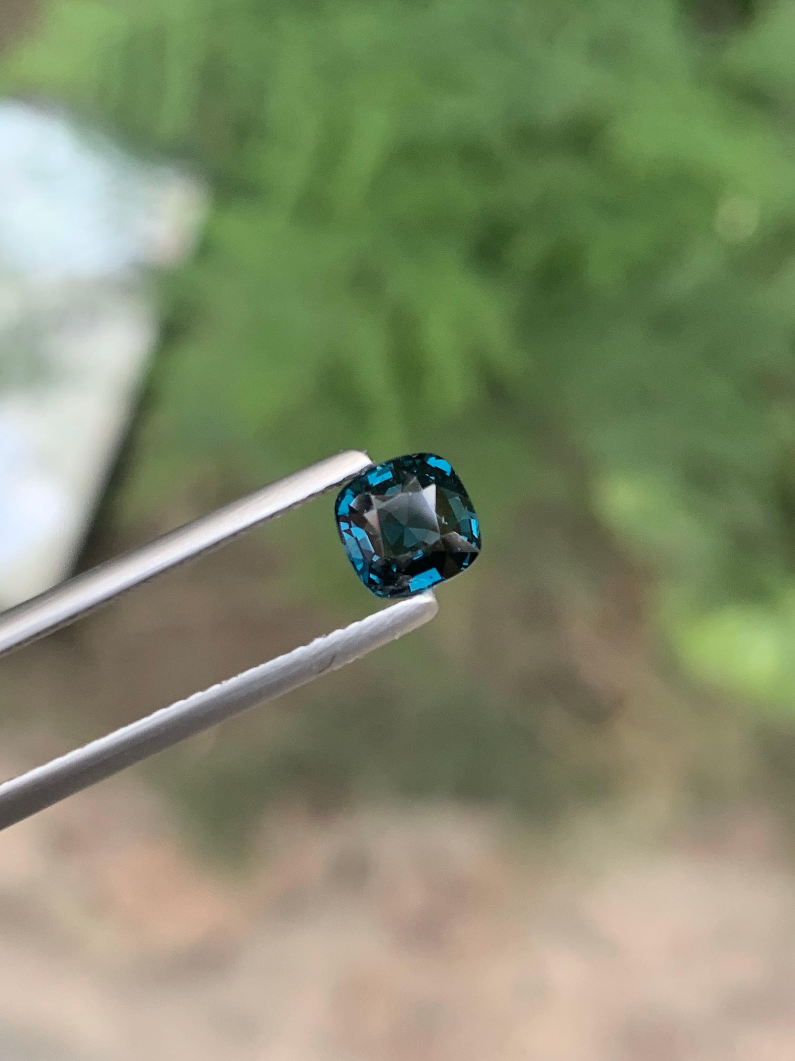 Certified 1.05 Carat Natural Loose Blue Spinel Gemstone From Tanzania en vente 9