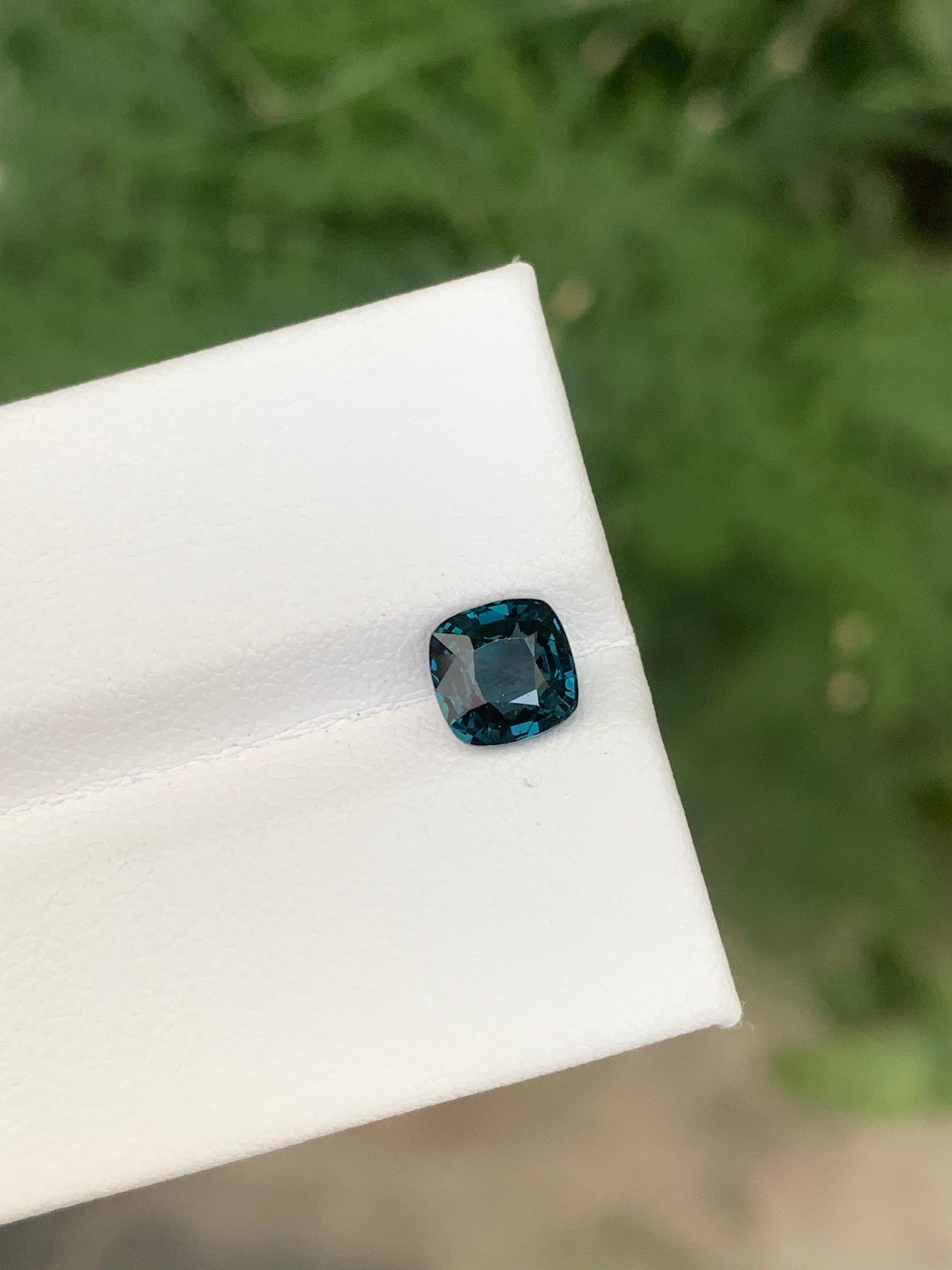 Arts and Crafts Certified 1.05 Carat Natural Loose Blue Spinel Gemstone From Tanzania en vente