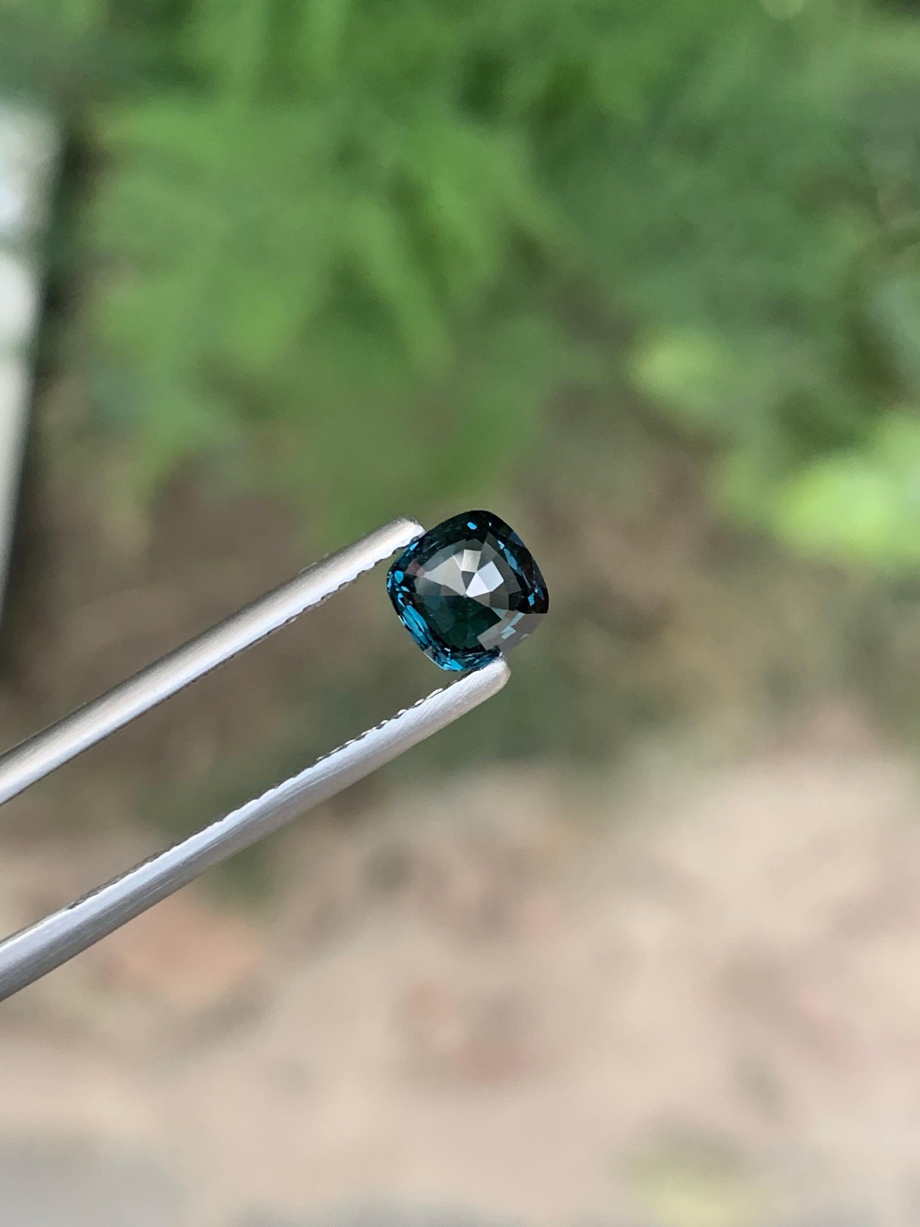 Certified 1.05 Carat Natural Loose Blue Spinel Gemstone From Tanzania en vente 1