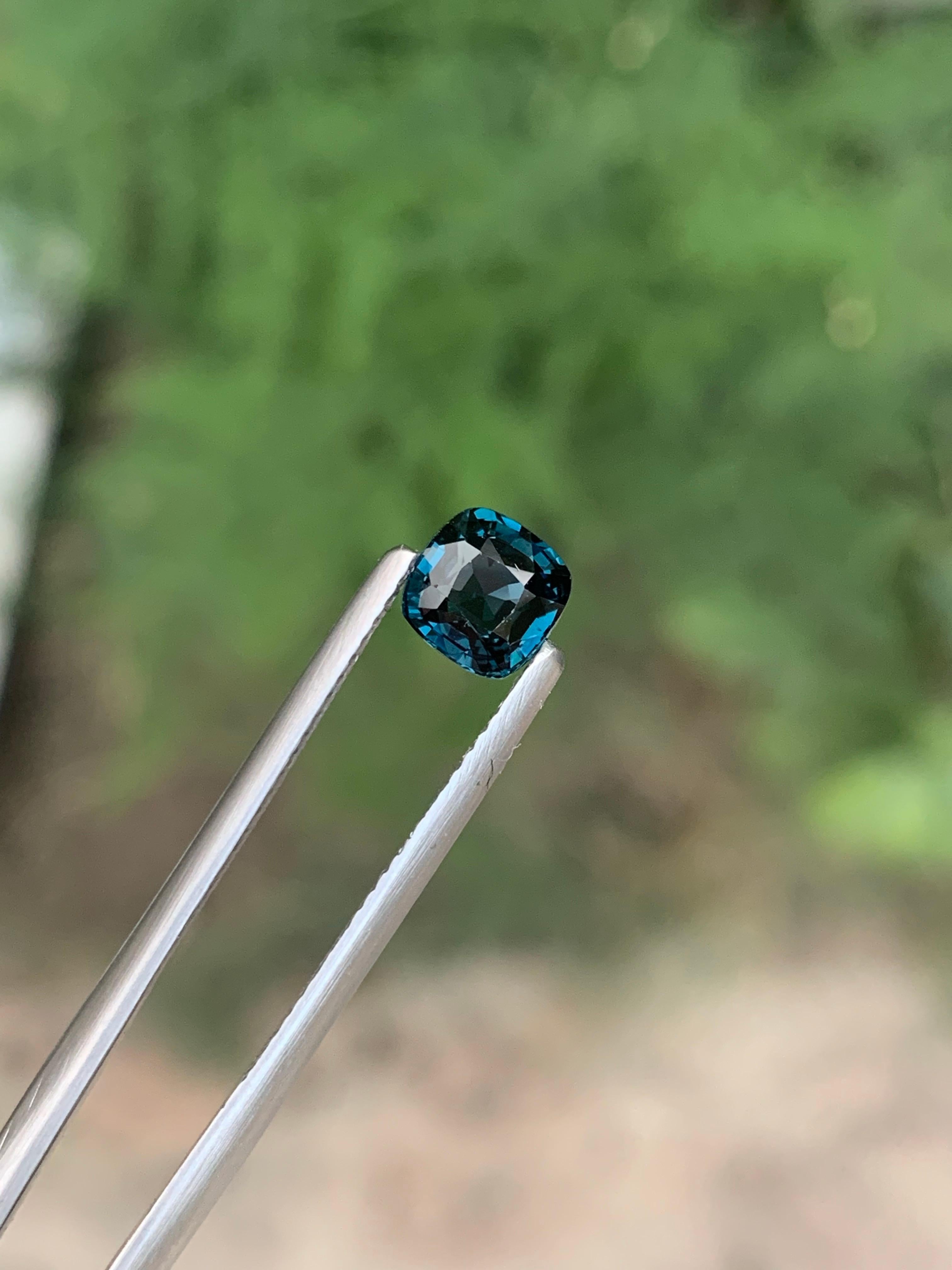 Certified 1.05 Carat Natural Loose Blue Spinel Gemstone From Tanzania en vente 2