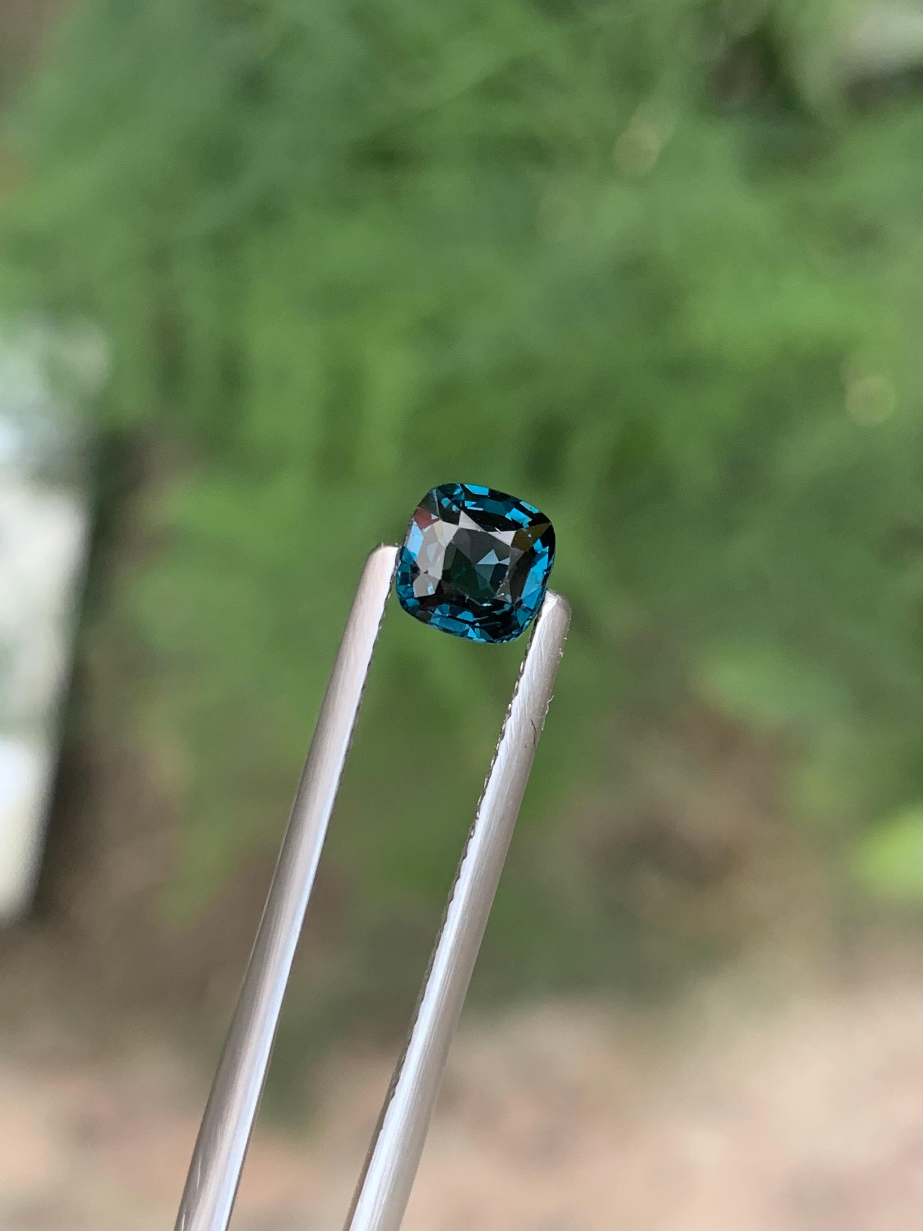 Certified 1.05 Carat Natural Loose Blue Spinel Gemstone From Tanzania en vente 3