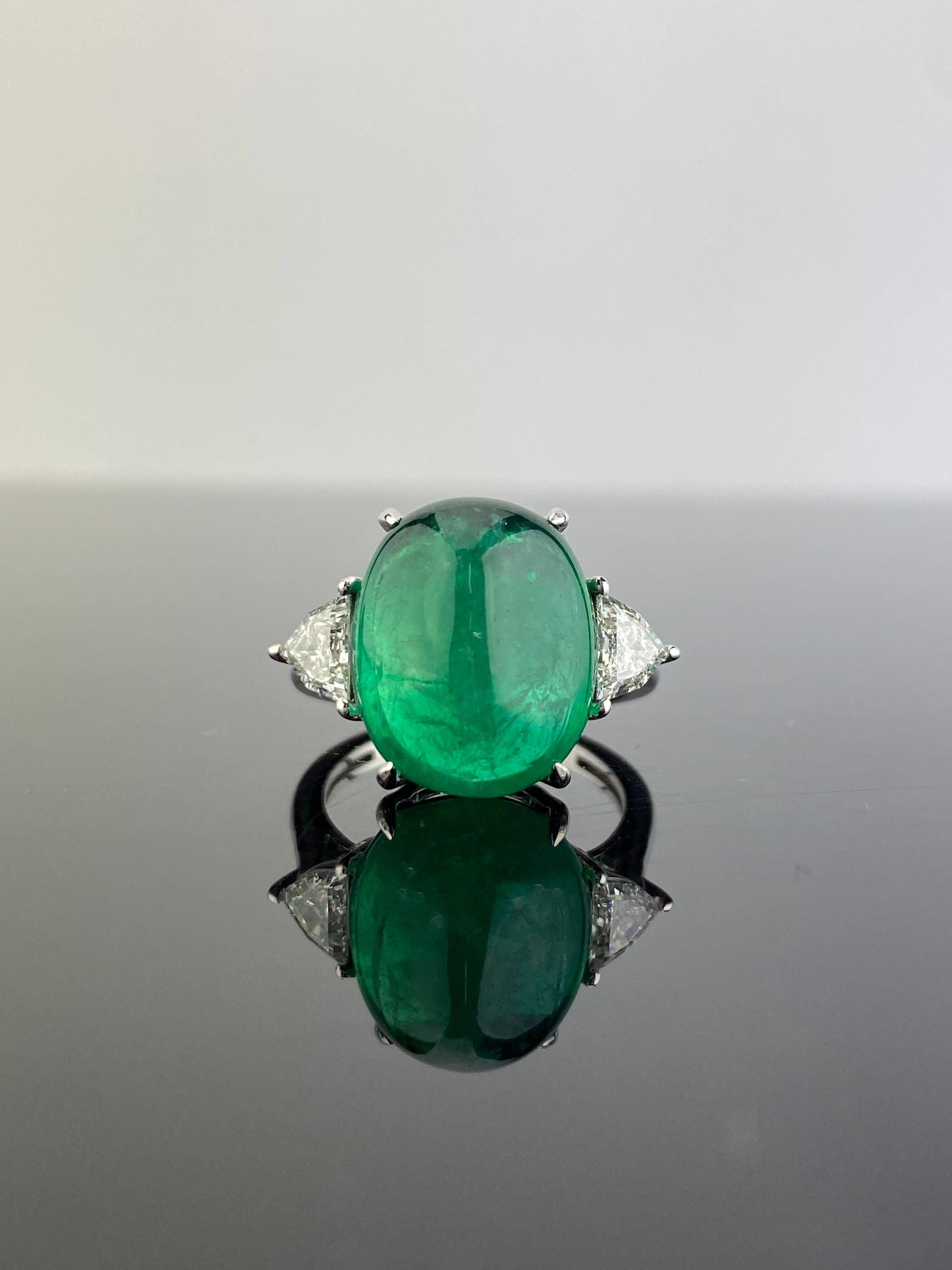 Verlobungsring mit zertifiziertem 10,55 Karat Smaragd-Zuckerloaf und Diamant-Drei Steine (Moderne)