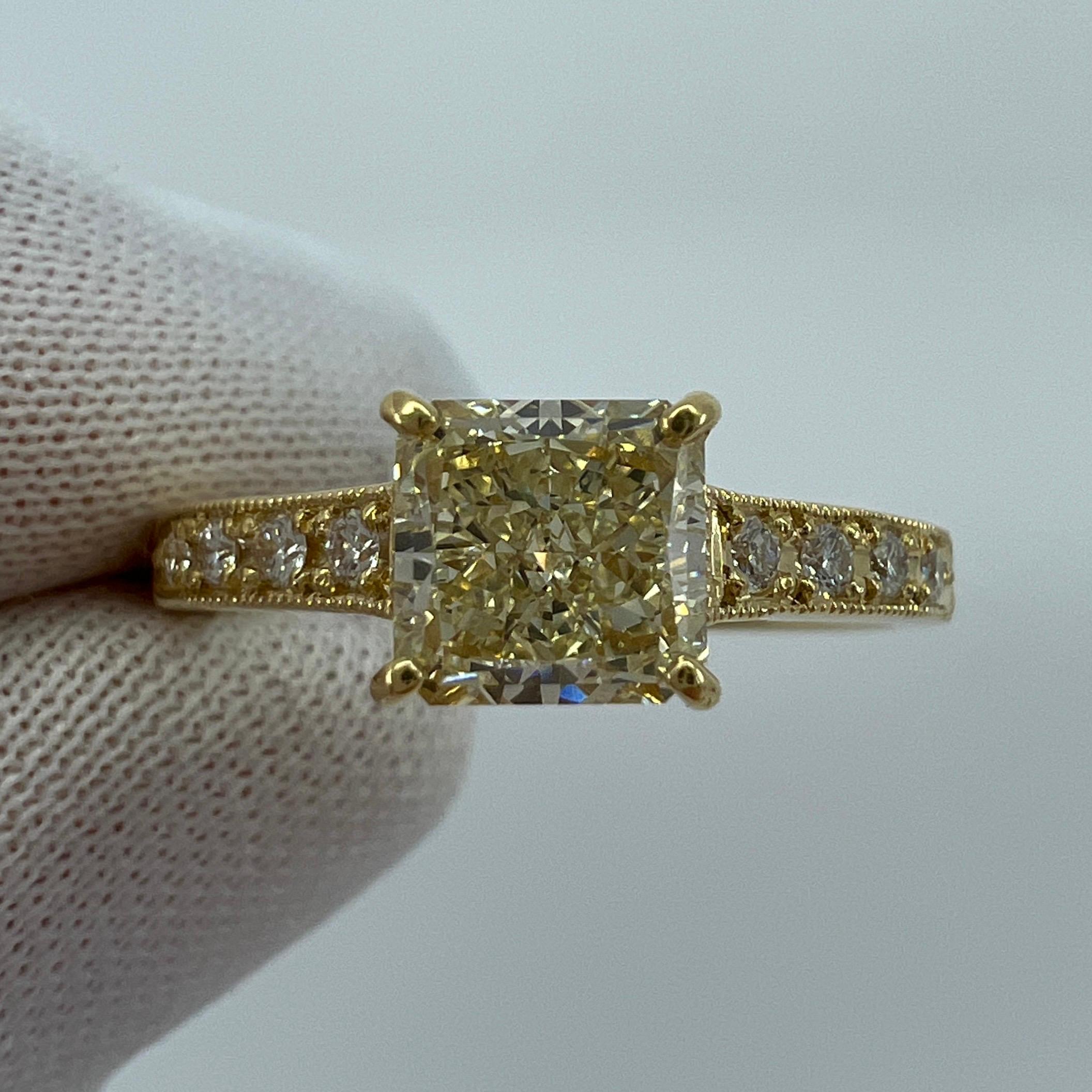 Certified 1.05ct Fancy Light Yellow Cushion Cut Diamond 18k Yellow Gold Ring SI1 In Excellent Condition For Sale In Birmingham, GB