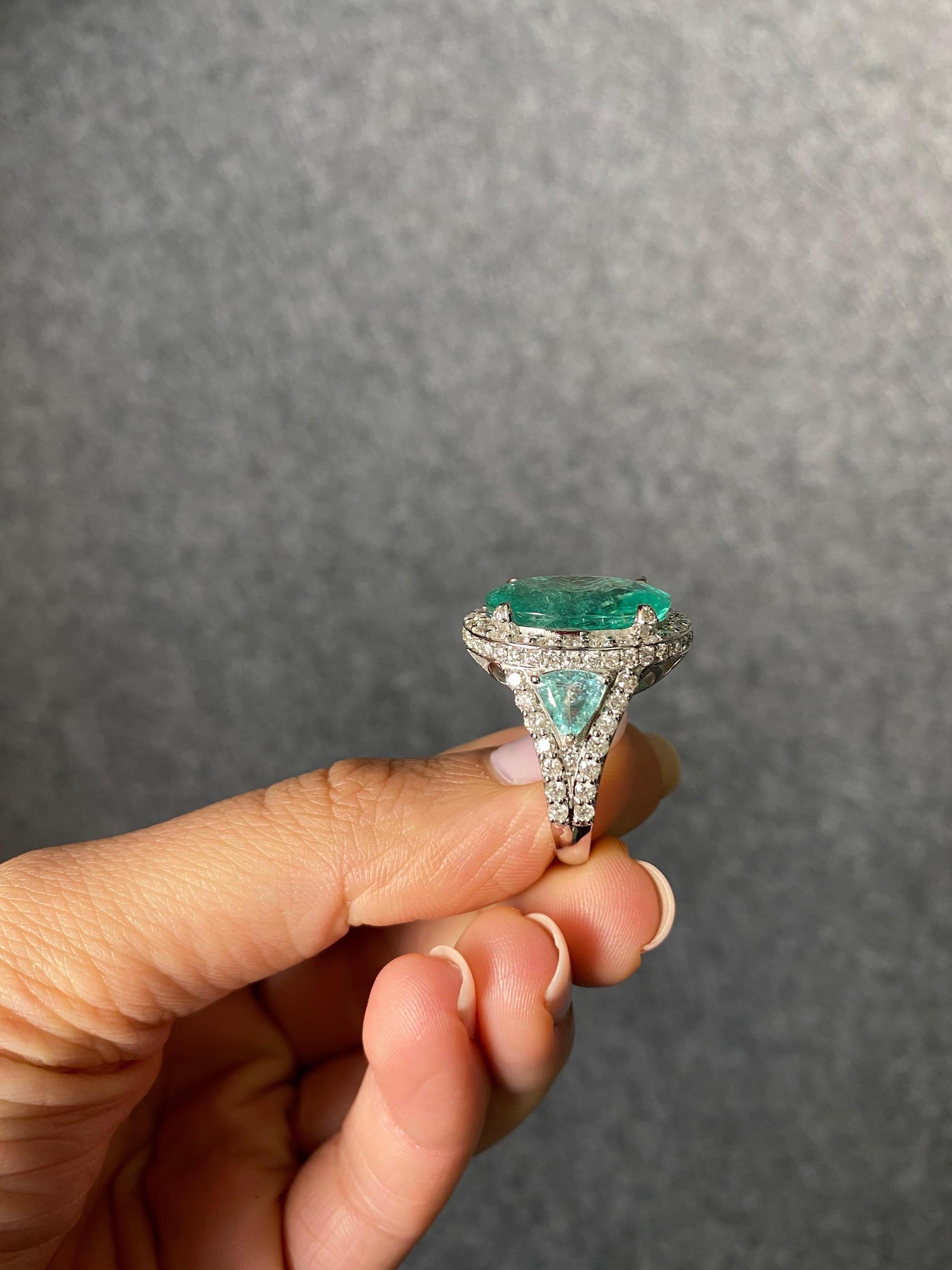 Certified 10.66 Carat Paraiba Tourmaline Diamond Three-Stone Cocktail Ring In New Condition In Bangkok, Thailand