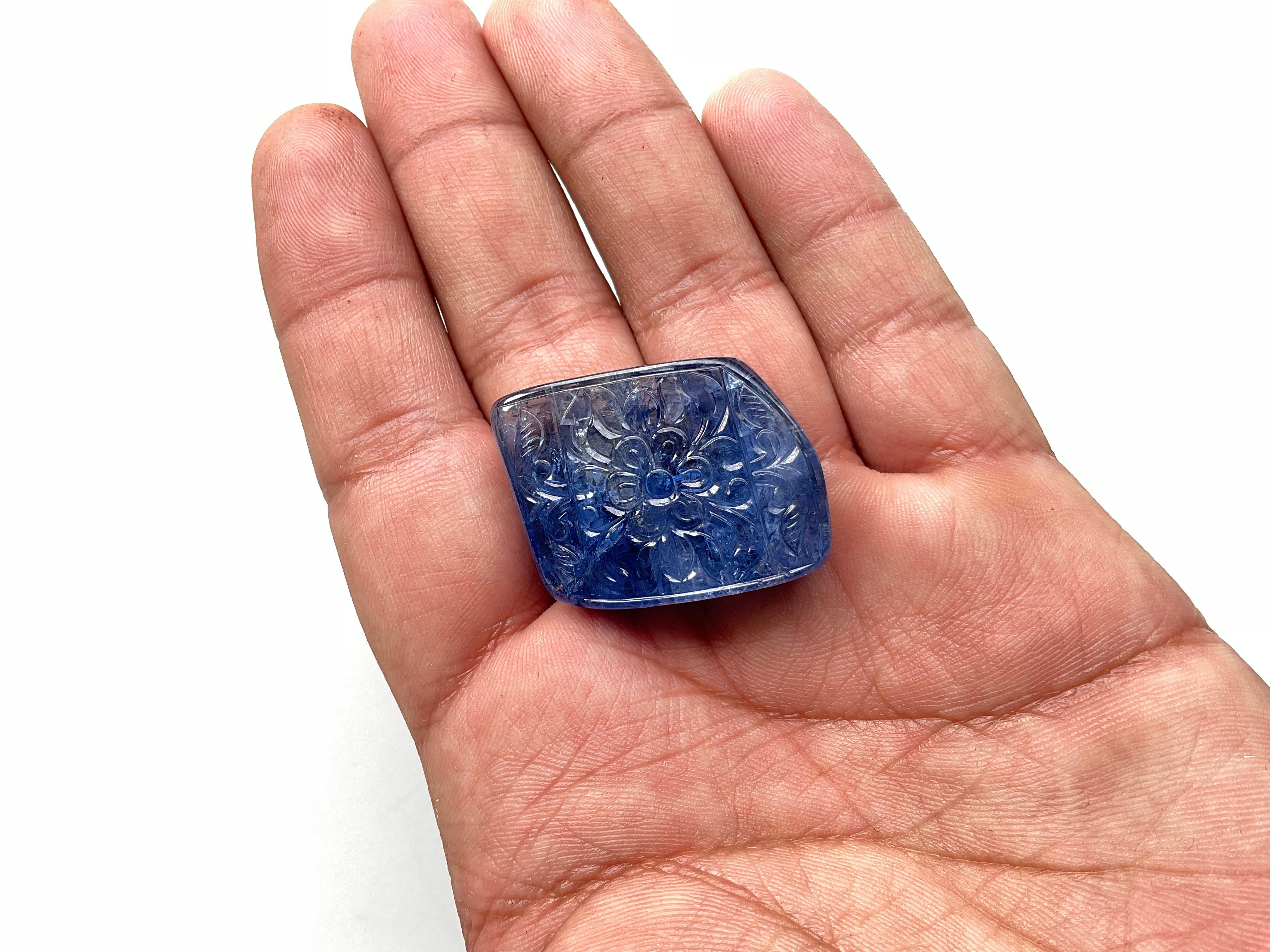 Women's or Men's Certified 106.77 cts Burmese No heat Blue Sapphire Carved Specimen Natural gem For Sale