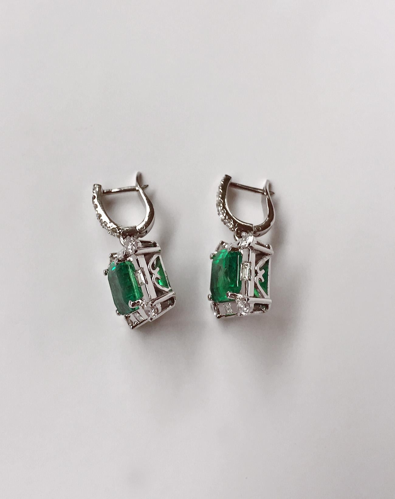 Certified 10.77 Carat Square Colombian Emerald Diamond Earrings 18 Karat For Sale 7