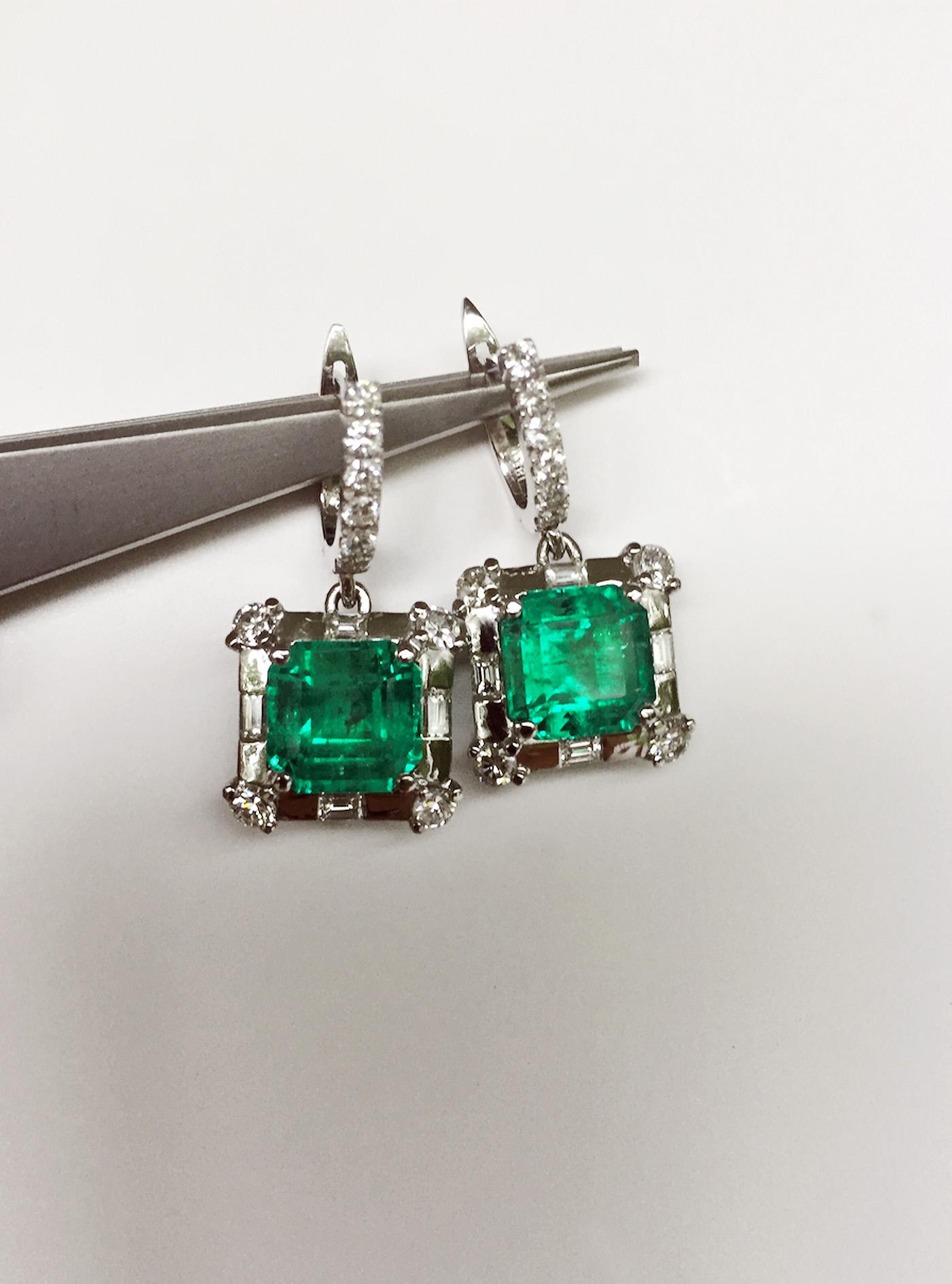 Certified 10.77 Carat Square Colombian Emerald Diamond Earrings 18 Karat For Sale 8