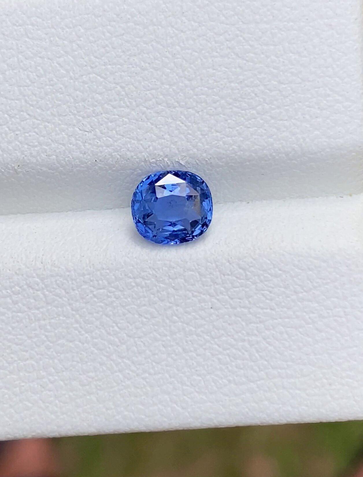 Taille coussin Bague d'origine de Ceylan saphir bleu non chauffé certifié 1,08 carat  en vente