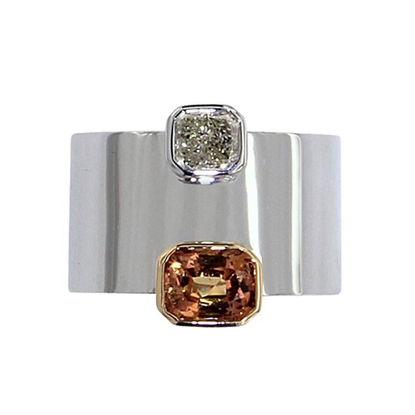 This entirely unique and handmade band ring, created by Katherine Berquin, a noted Belgian goldsmith, jewellery artist and gemmologist, consists of 18 kt white and yellow gold. It has been made in her own atelier in Brussels in an artisanal way and