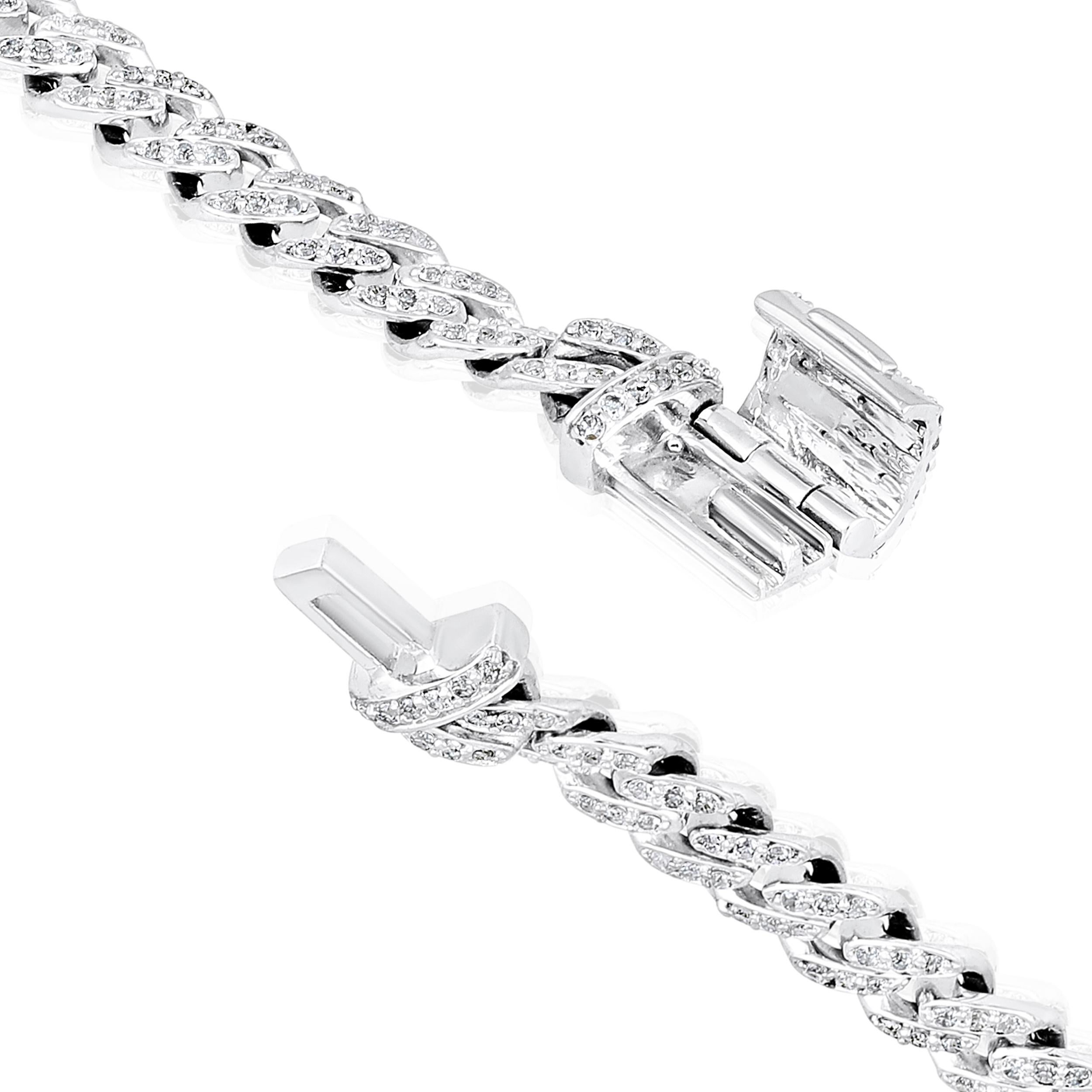 Fabriqué en or blanc 10K de 5,87 grammes, le bracelet contient 432 pierres de diamants ronds d'un total de 0,82 carat de couleur F-G et de carat I1-I2. La longueur du bracelet est de 7 pouces.

Ce bijou sera confectionné par nos artisans qualifiés