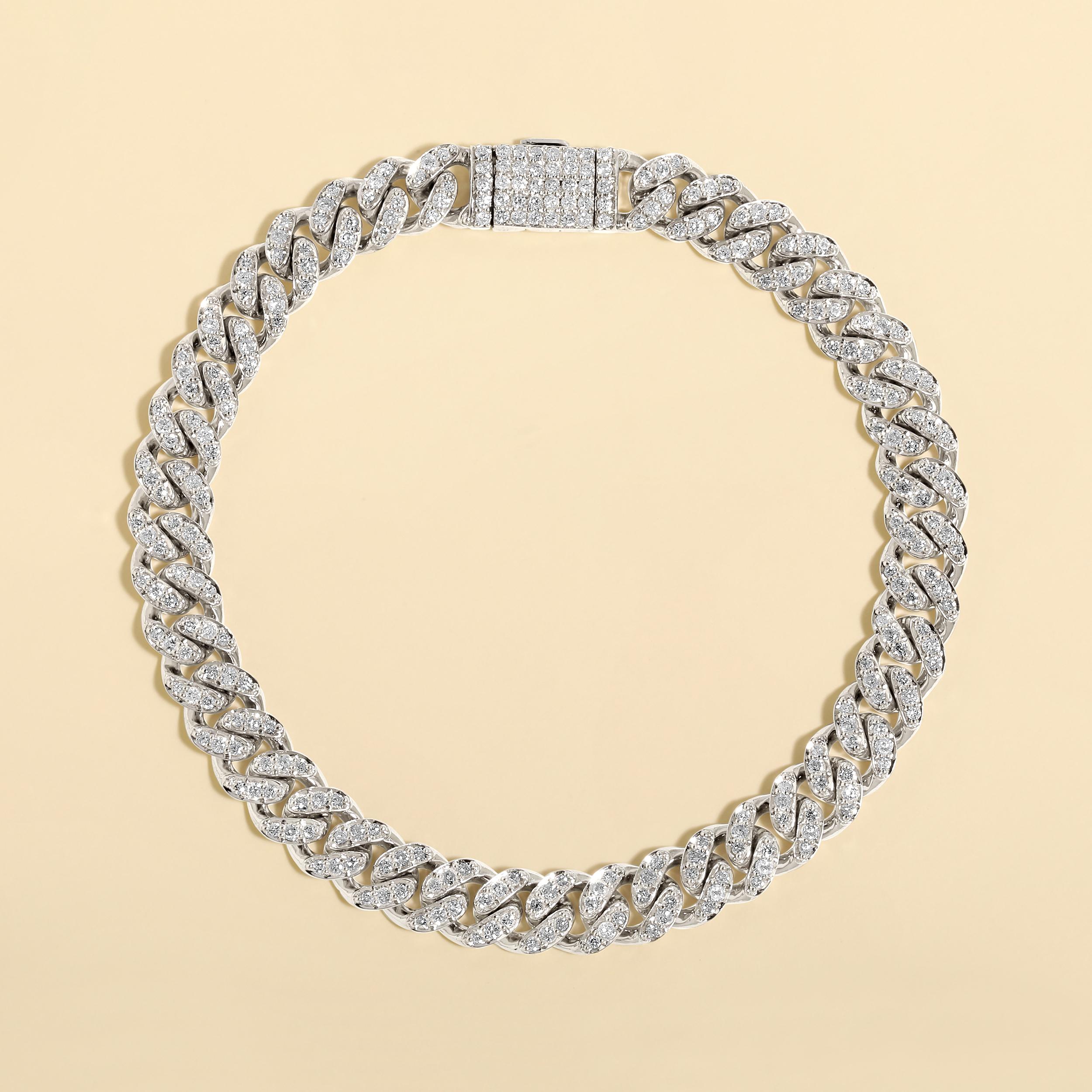 Fabriqué en or blanc 10K de 18,08 grammes, le bracelet contient 286 pierres de diamants ronds naturels d'un total de 2,4 carats de couleur F-G et de pureté I1-I2. La longueur du bracelet est de 7,5 pouces.

UNE ESSENCE CONTEMPORAINE ET INTEMPORELLE