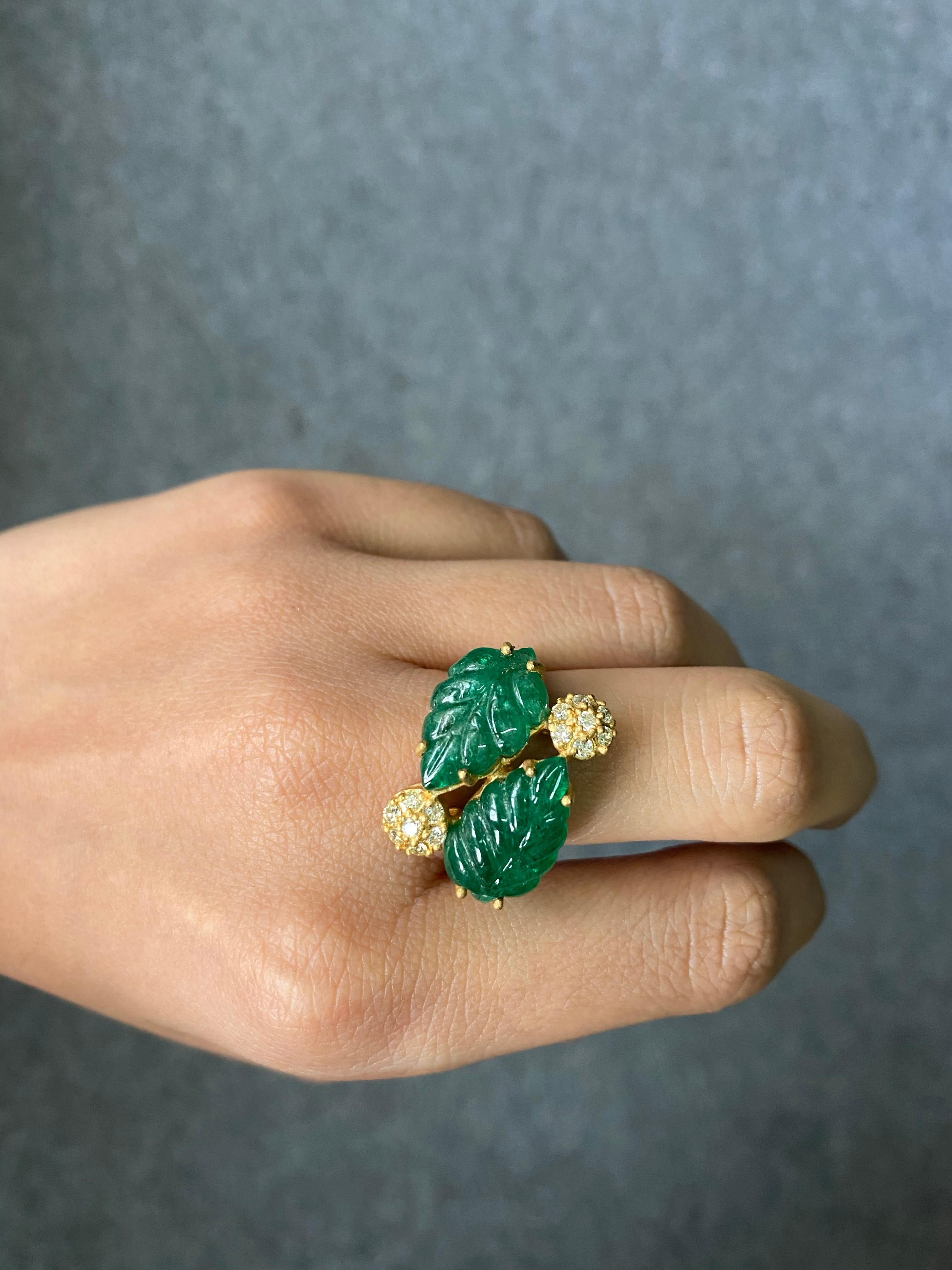 Women's or Men's Certified 11 Carat Natural Carving Emerald Ring with Matt 18K Gold Cocktail Ring For Sale