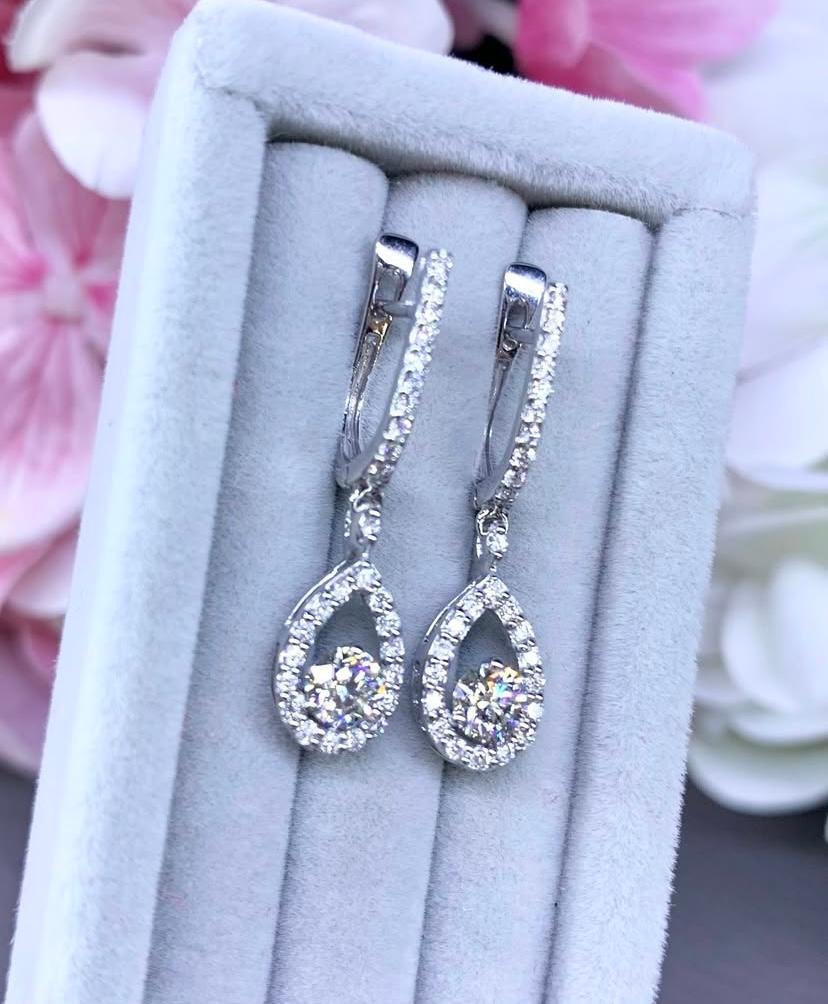 Ein exklusives Paar Ohrringe in essentiellem Design, so schick und elegant, perfekt für jeden Tag.
Verleihen Sie Ihrem Look einen Hauch von Licht und unterstreichen Sie Ihren Stil.
Atemberaubende Ohrringe kommen in 18k Gold mit natürlichen
