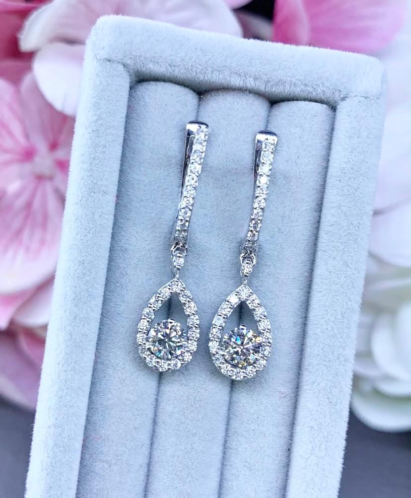 Zertifizierte 1,10 Karat Diamanten 18K Gold Ohrringe im Angebot 1