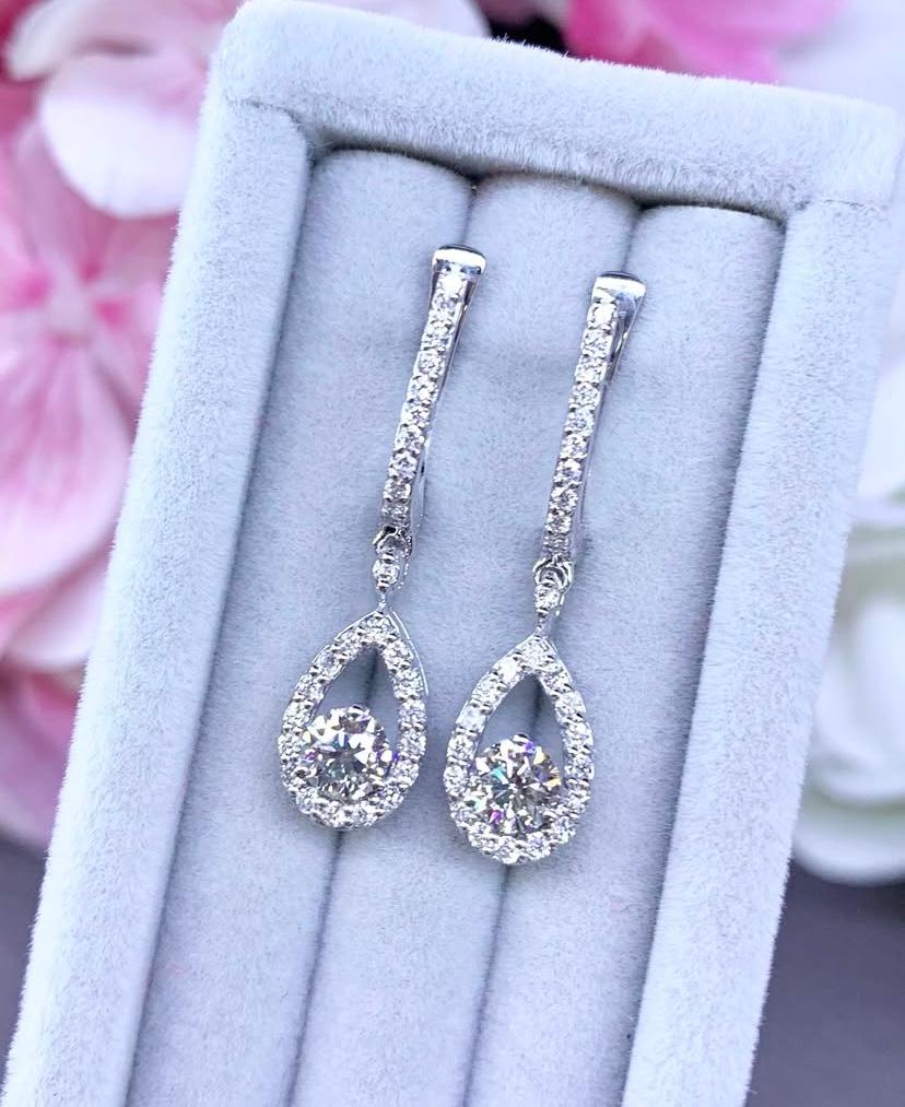 Zertifizierte 1,10 Karat Diamanten 18K Gold Ohrringe im Angebot 2