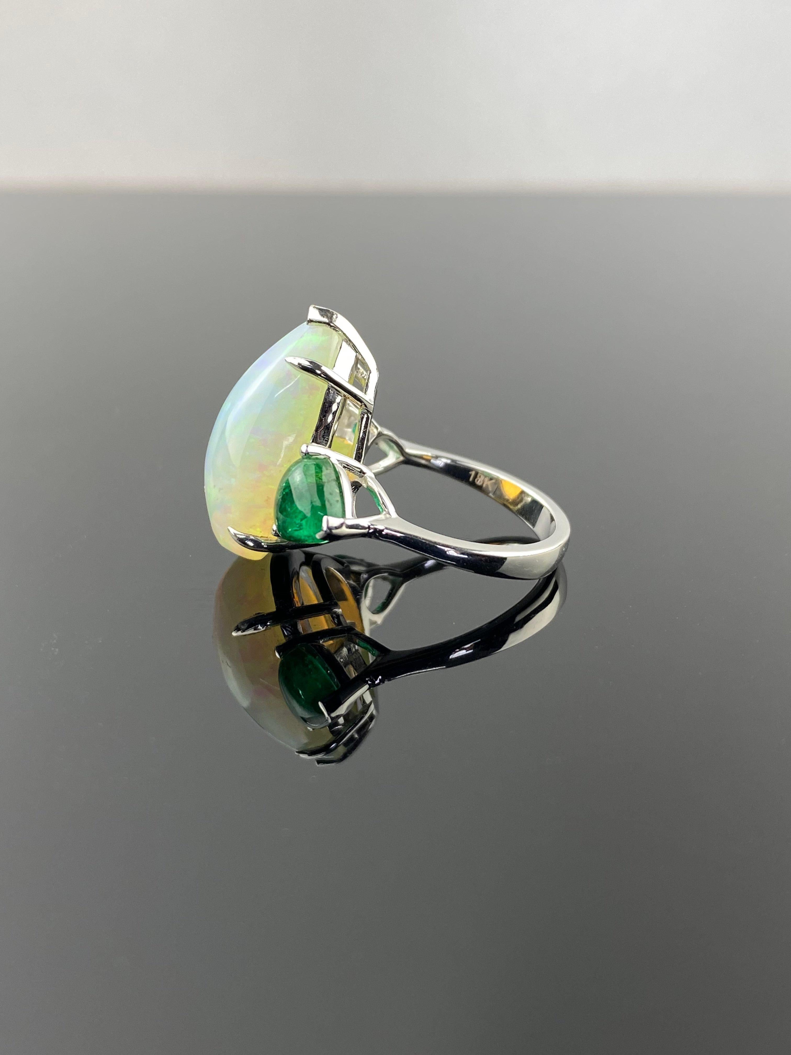 Cocktailring mit zertifiziertem 11,36 Karat Opal und Smaragd und drei Steinen (Moderne) im Angebot