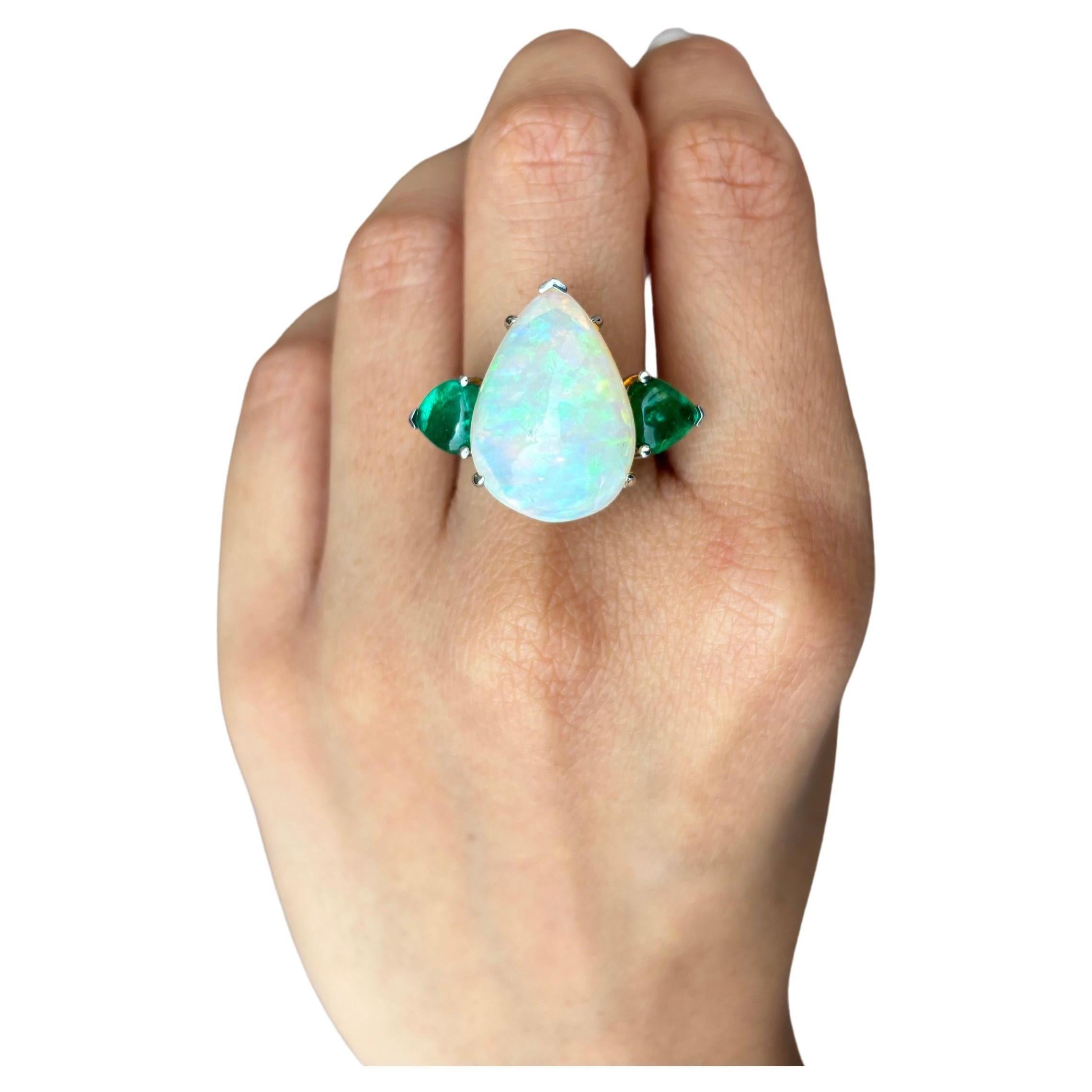 Cocktailring mit zertifiziertem 11,36 Karat Opal und Smaragd und drei Steinen (Tropfenschliff) im Angebot