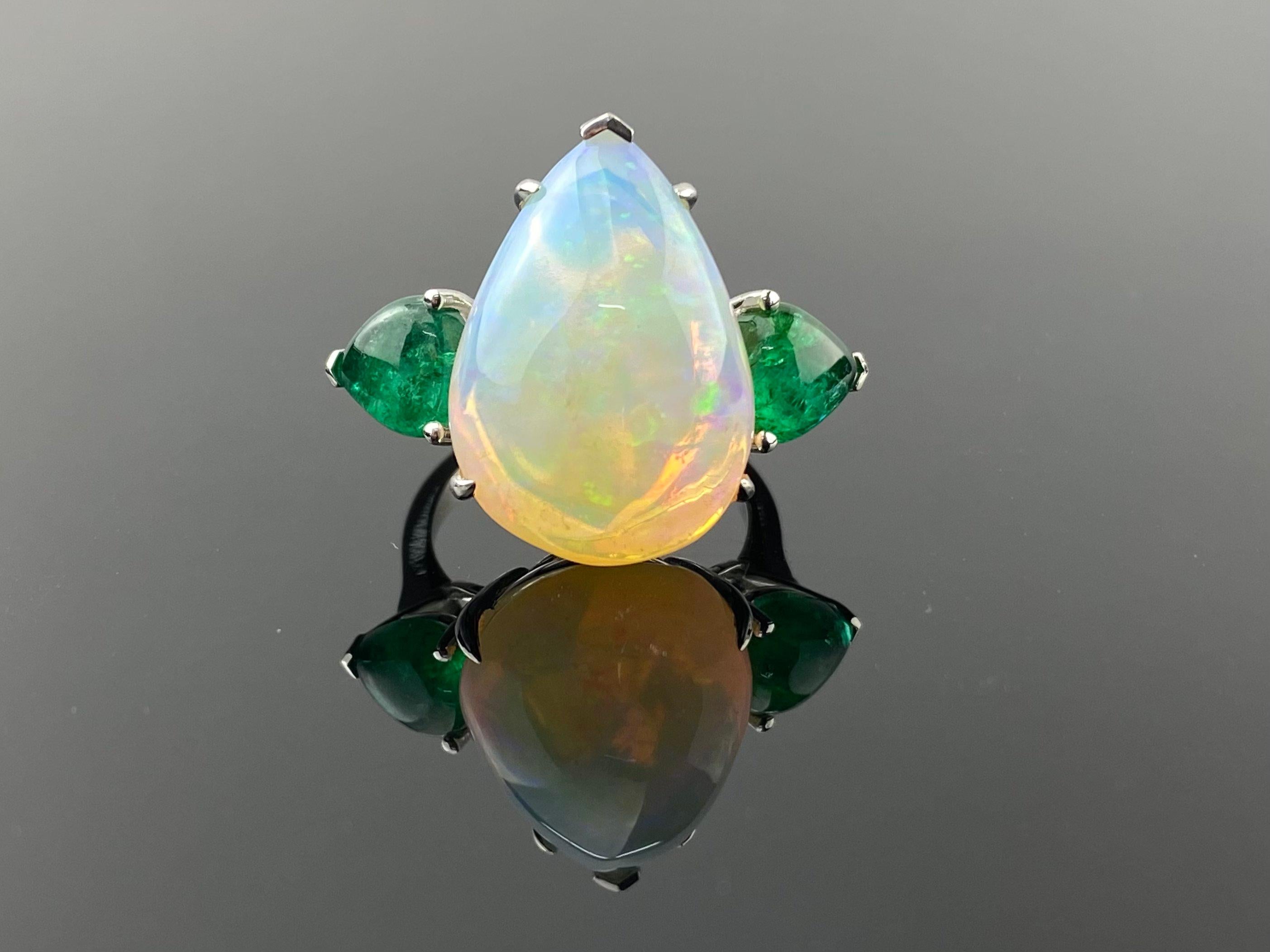 Setzen Sie ein Zeichen mit diesem wunderschönen Ring mit einem birnenförmigen Cabochon von 11,36 Karat aus Äthiopien und einem birnenförmigen Cabochon von 2,51 Karat aus Sambia mit Smaragd als Nebenstein. Der Mittelstein hat einen idealen Schliff