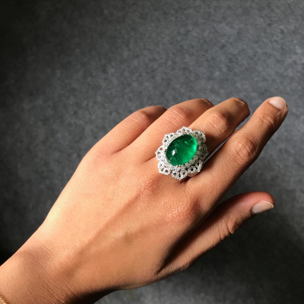 A stunning cocktail ring, with a beautiful transparent, lustrous Zambian Emerald sorrounded by diamonds. Currently a ring size US 6, but we can resize the ring for you without additional cost. 
We accept returns, and provide free shipping! 

Stone