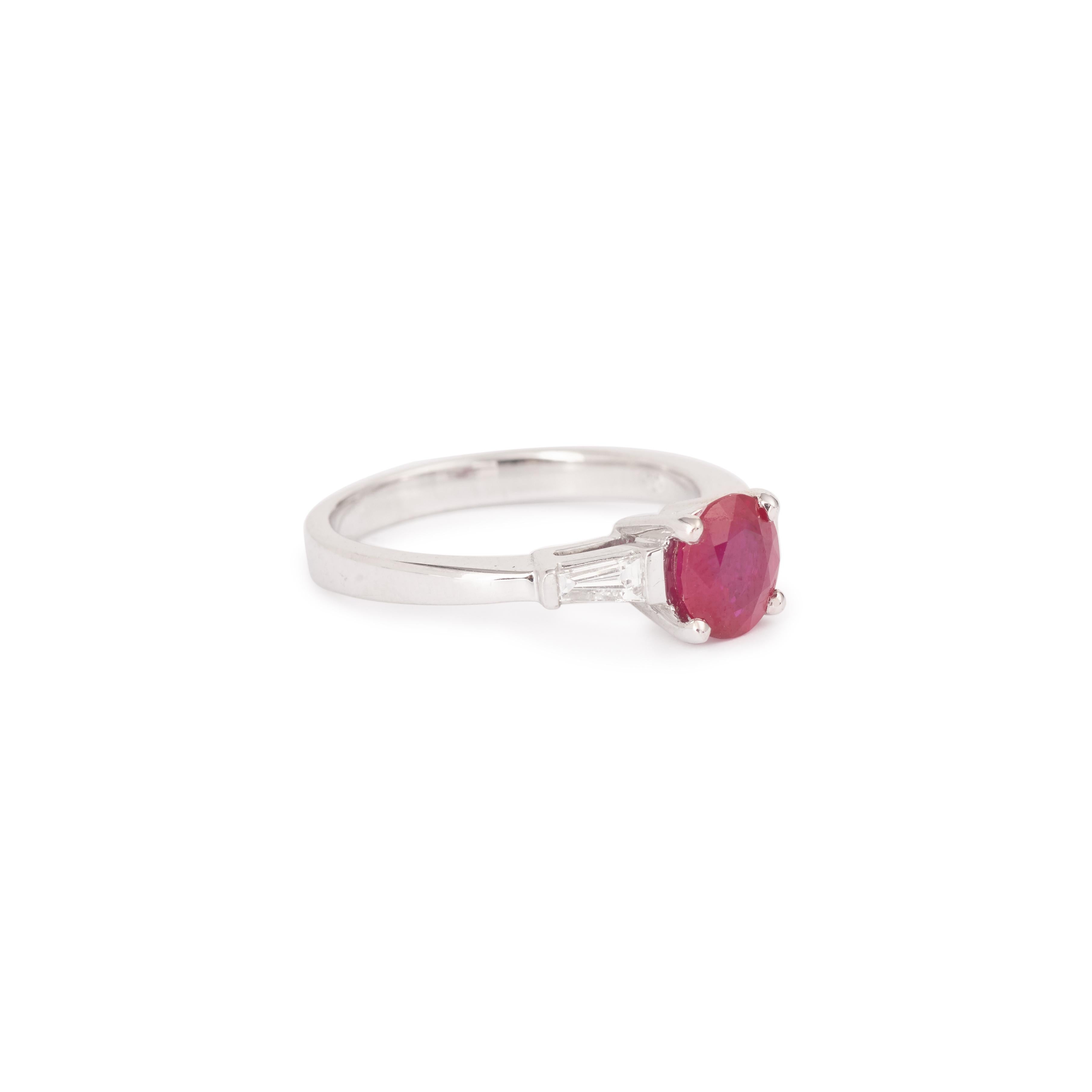 Ring aus Weißgold, besetzt mit einem birmanischen Rubin von 1,15 Karat und 2 verjüngten Diamanten. 
Der Rubin ist ein zertifizierter Edelstein des Pariser Labs!

Abmessungen des Rubins: 6,58 x 5,98 x 3,16 mm, (0,0258 x 0,258 x 0,113 Zoll)

Gewicht