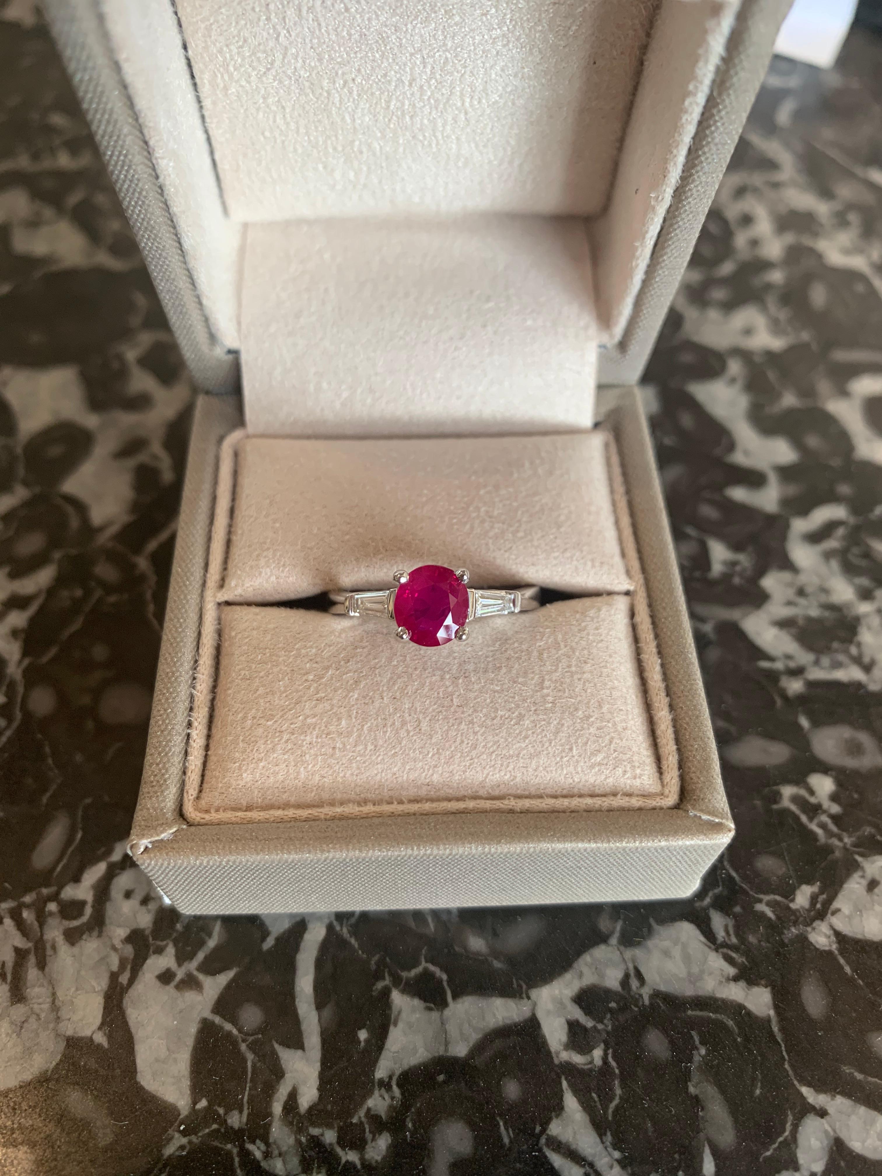 zertifizierter 1,15 Karat burmesischer Rubin verjüngt Diamanten 18 Karat Weißgold Ring (Zeitgenössisch)