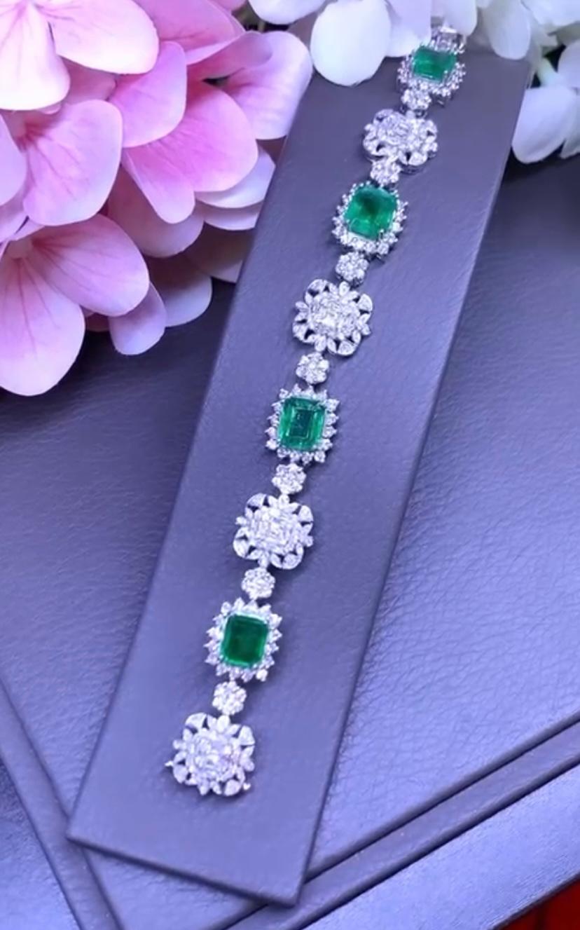 This bracelet is an unique piece of art jewelry, handmade, exquisite design, very glamour and refined style, in 18k gold with 4 pieces of natural Zambia emeralds in cut emeralds of 11.55 carats, fine quality, minor oil , and 356 pieces of natural