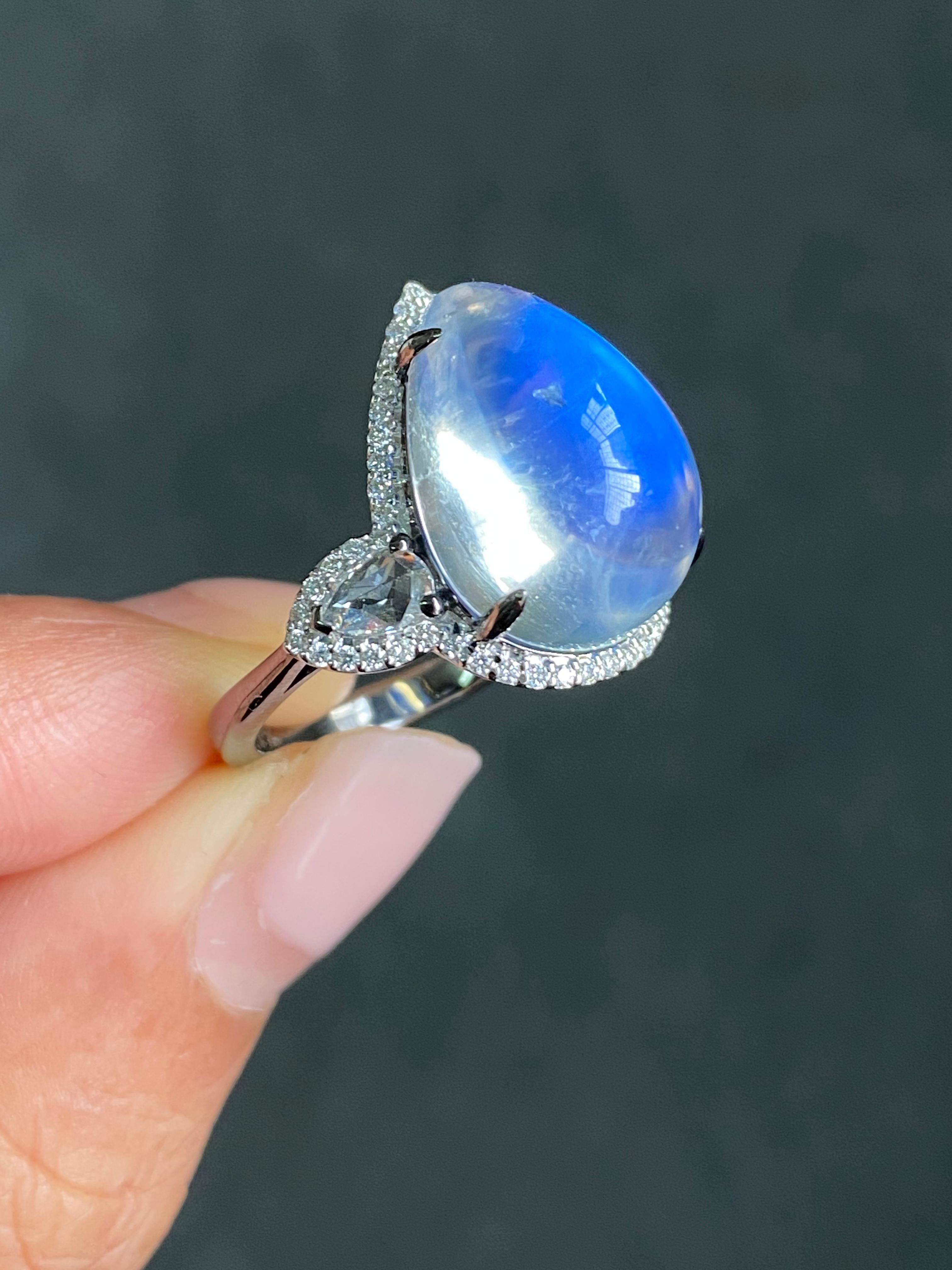 Certified 11.67 Carat Moonstone and Diamond Three Stone Cocktail Engagement Ring For Sale 1