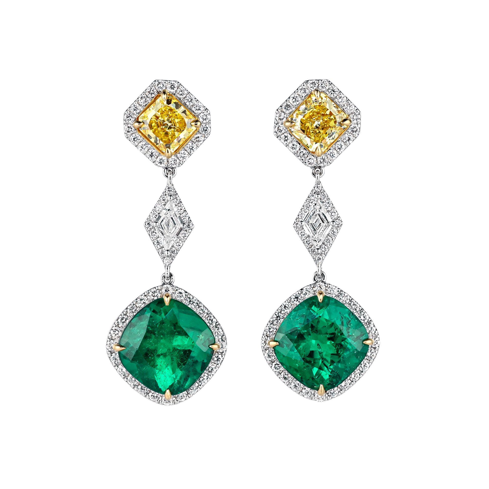 Complet avec 4 certificats d'authenticité distincts.

Exceptionnelles à tous points de vue, ces boucles d'oreilles pendantes en émeraude, diamant jaune et diamant blanc en or blanc 18 carats remplissent toutes les conditions requises. Il comprend