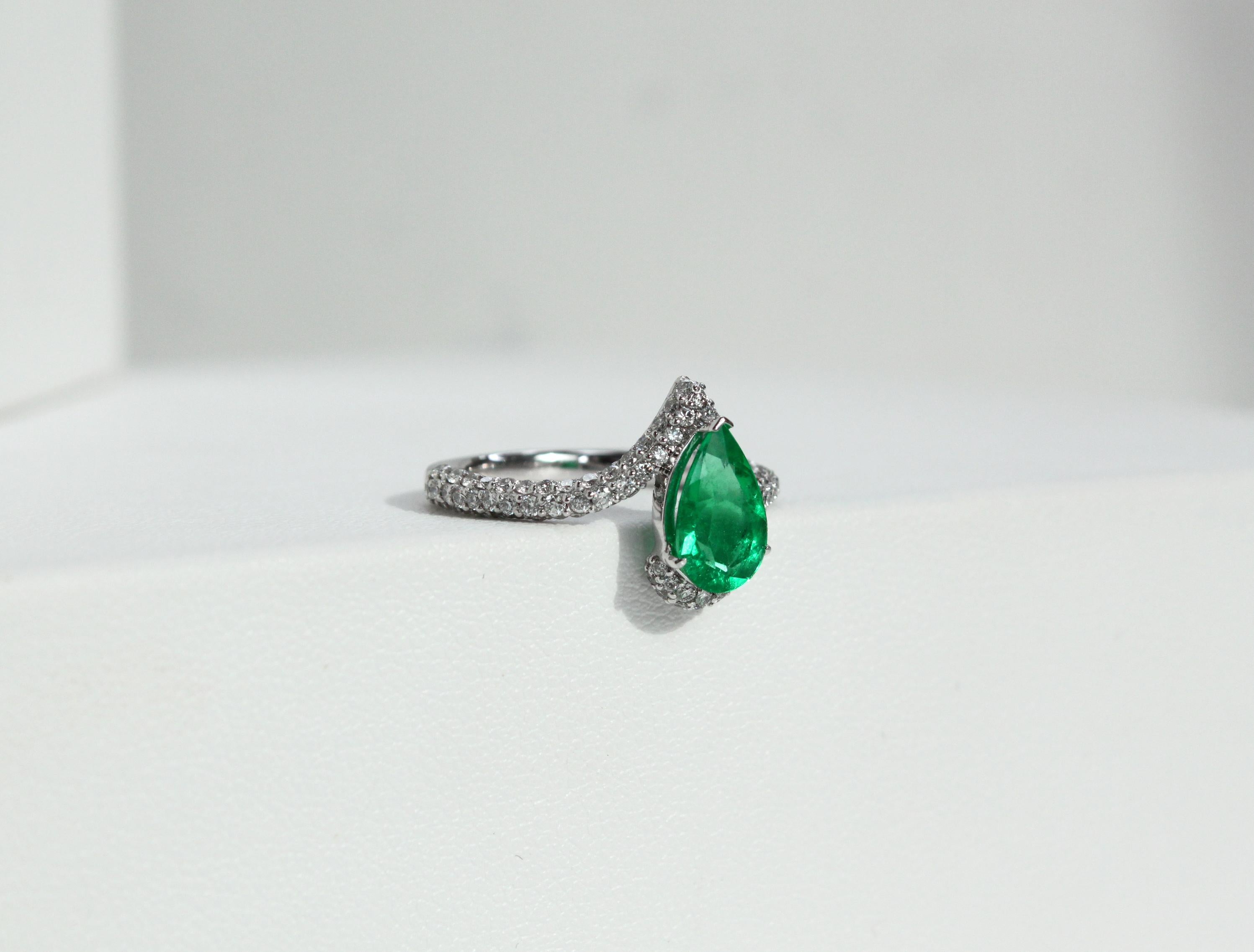 Metall - Platin
0.7ct Natürliche VVS-VS Diamanten (D-G Farbe)
Gesamtgewicht des Rings 5,19 g
Ring Größe 52 EU / 6 US / 16.5mm

Dieser exquisite Ring wurde entworfen, um die Faszination eines 1,17-karätigen grünen zertifizierten kolumbianischen