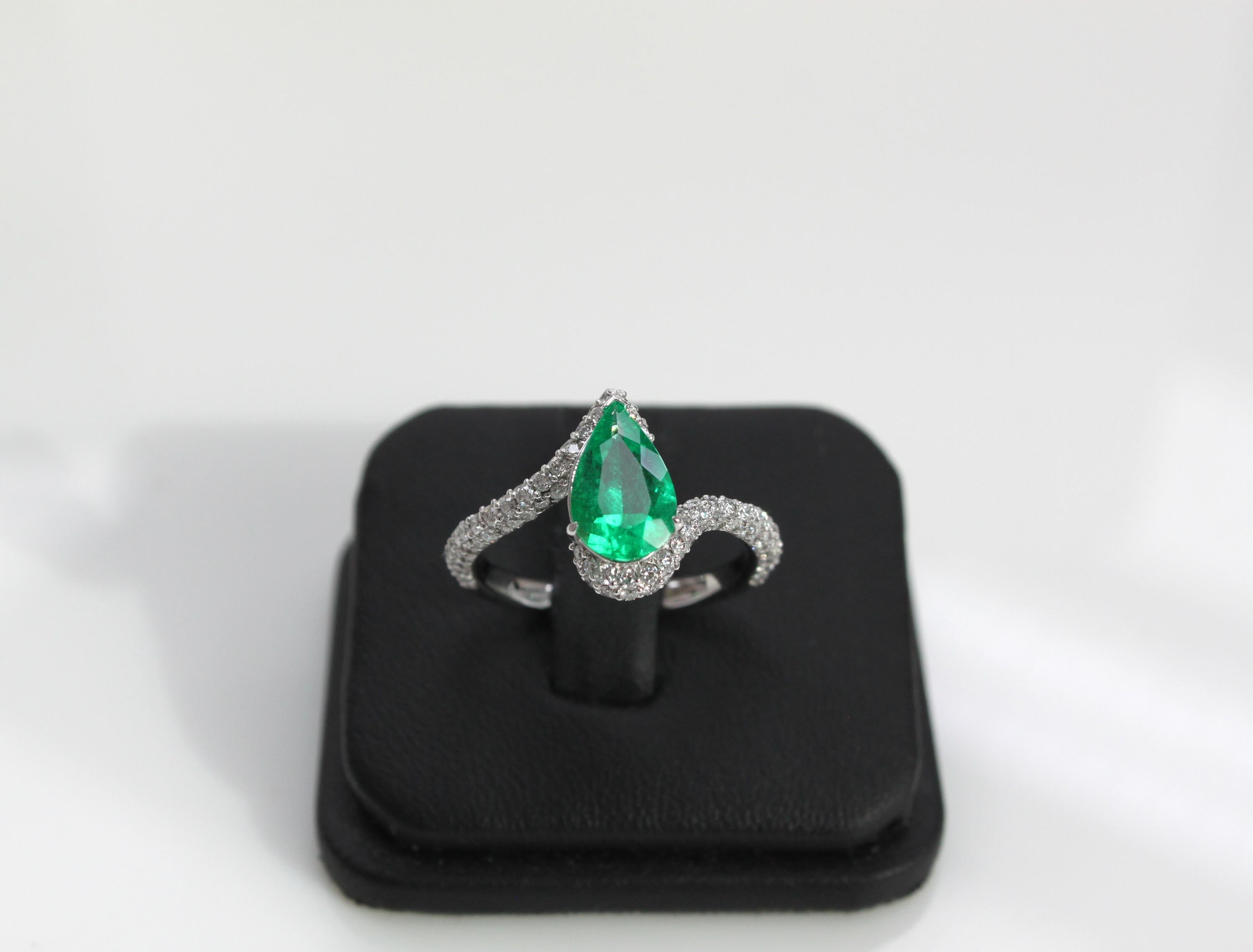 Certified 1.17ct Muzo Green Colombian Emerald and Diamond Platinum Ring In New Condition For Sale In Bangkok, TH