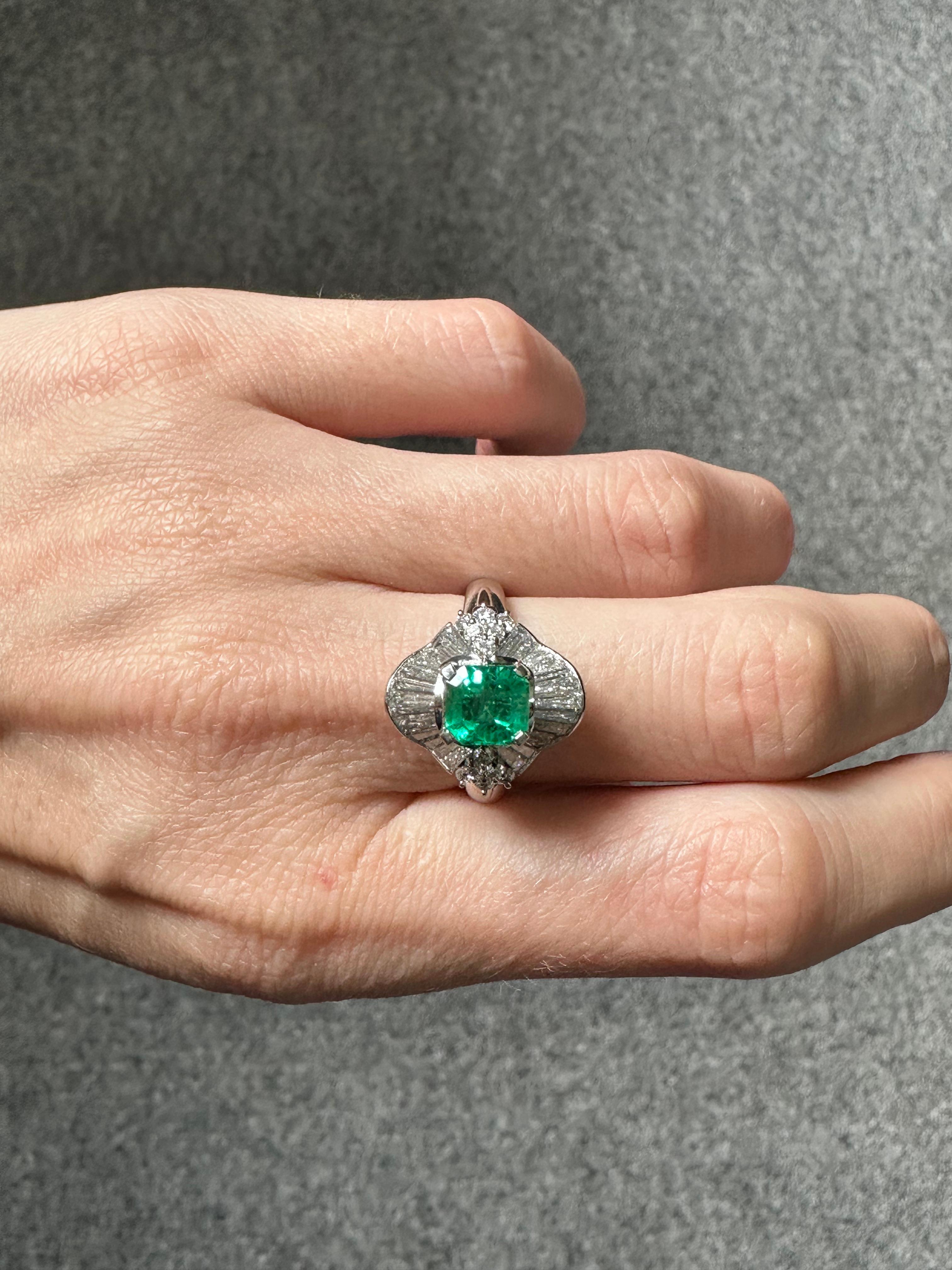 Certified 1.18 Carat Colombian Emerald and Diamond Cocktail Engagement Ring In New Condition For Sale In Bangkok, Thailand