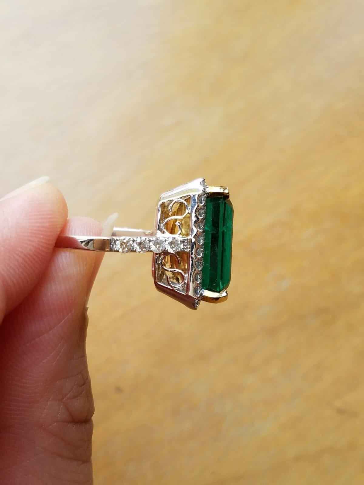 Certified 11.95 Carat Zambian Emerald and Diamond Cocktail Ring In New Condition In Bangkok, Thailand