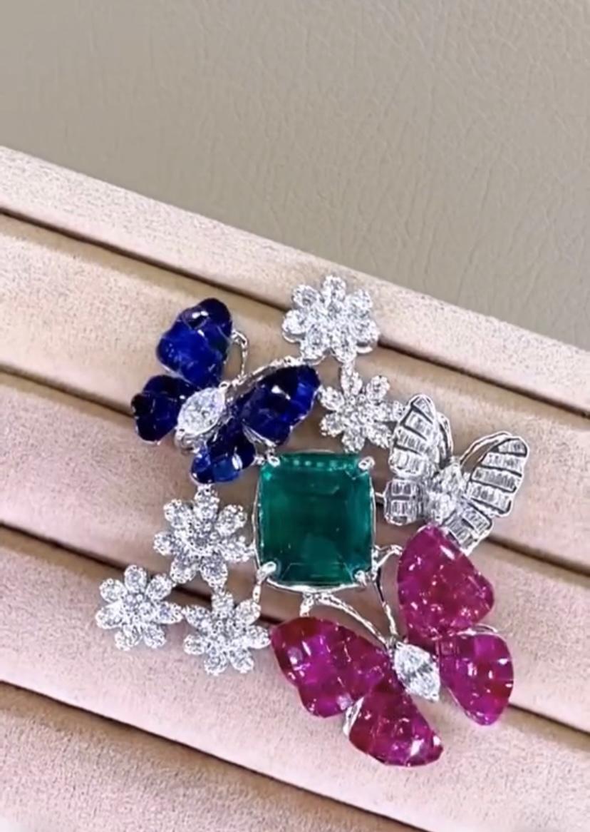 Zertifizierte 12,00 Karat sambischer Smaragd Rubine Saphire Diamanten 18k Gold Brosche (Gemischter Schliff) im Angebot