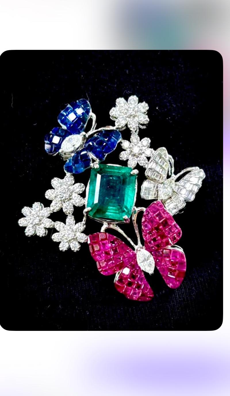 Zertifizierte 12,00 Karat sambischer Smaragd Rubine Saphire Diamanten 18k Gold Brosche im Zustand „Neu“ im Angebot in Massafra, IT
