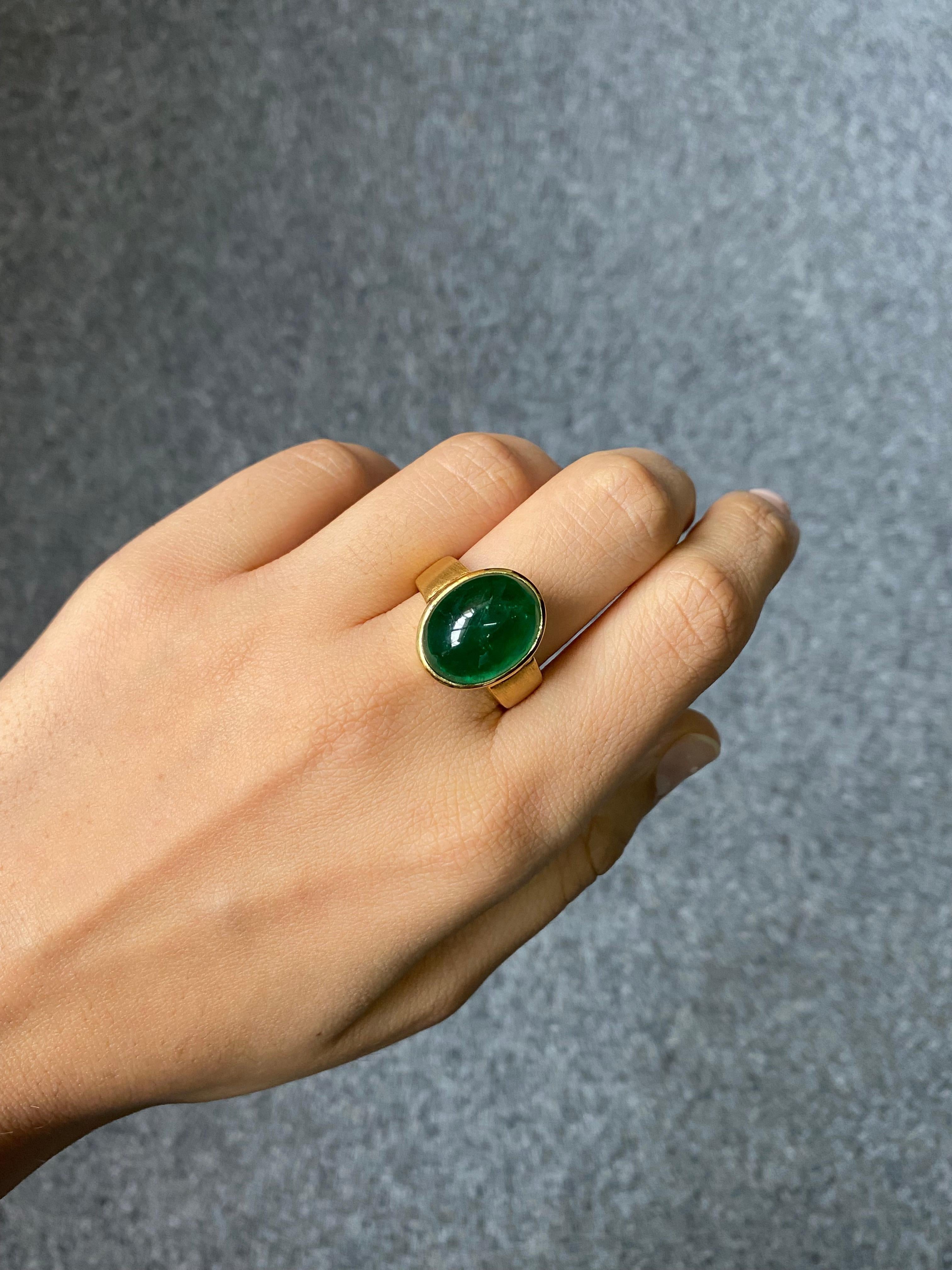 Certified 12.05 Carat Emerald Cabochon Dome Ring In New Condition For Sale In Bangkok, Thailand