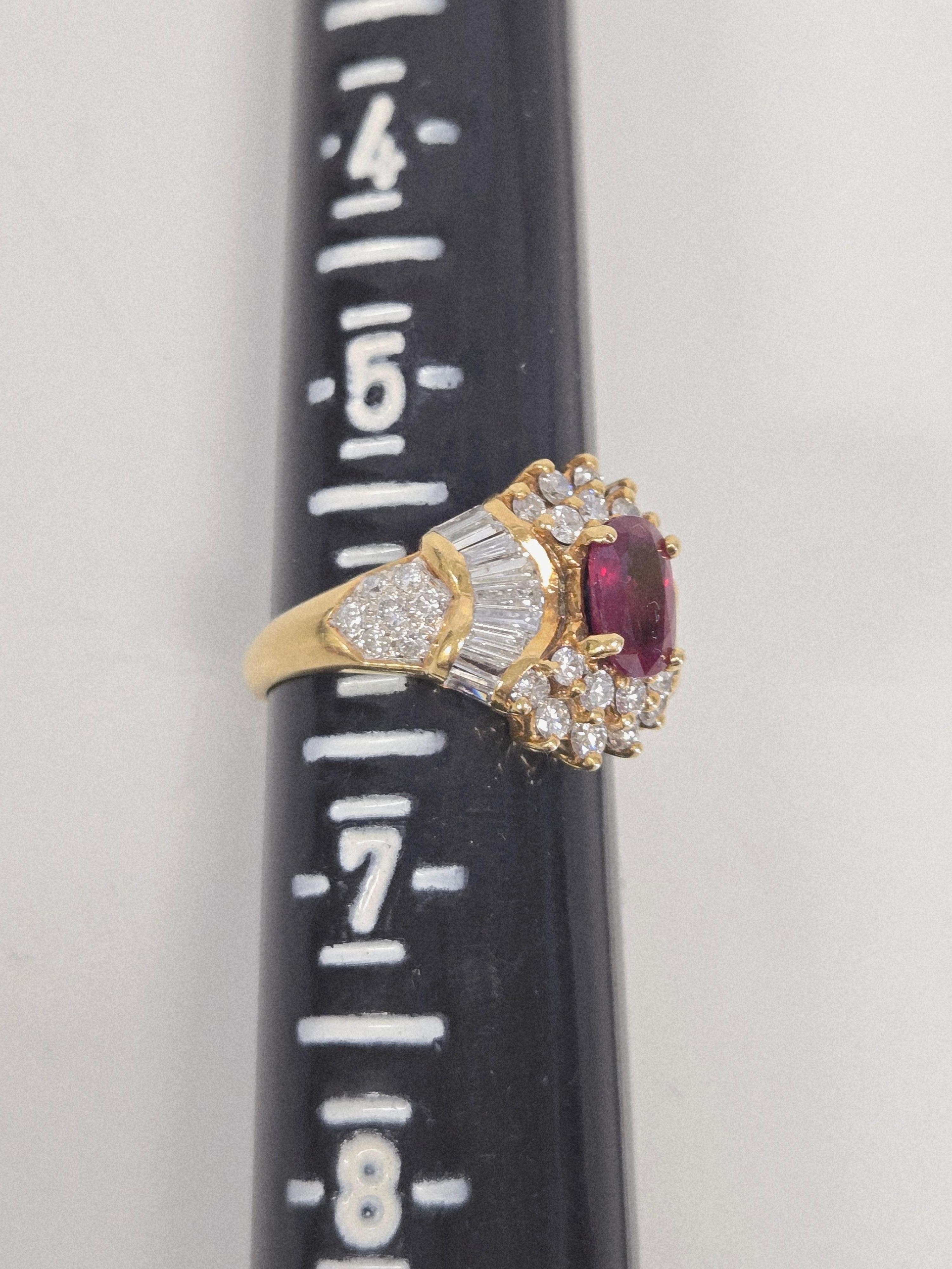 Anello certificato con rubino ovale e diamanti a grappolo da 1,21 carati in oro 18 carati in vendita 6