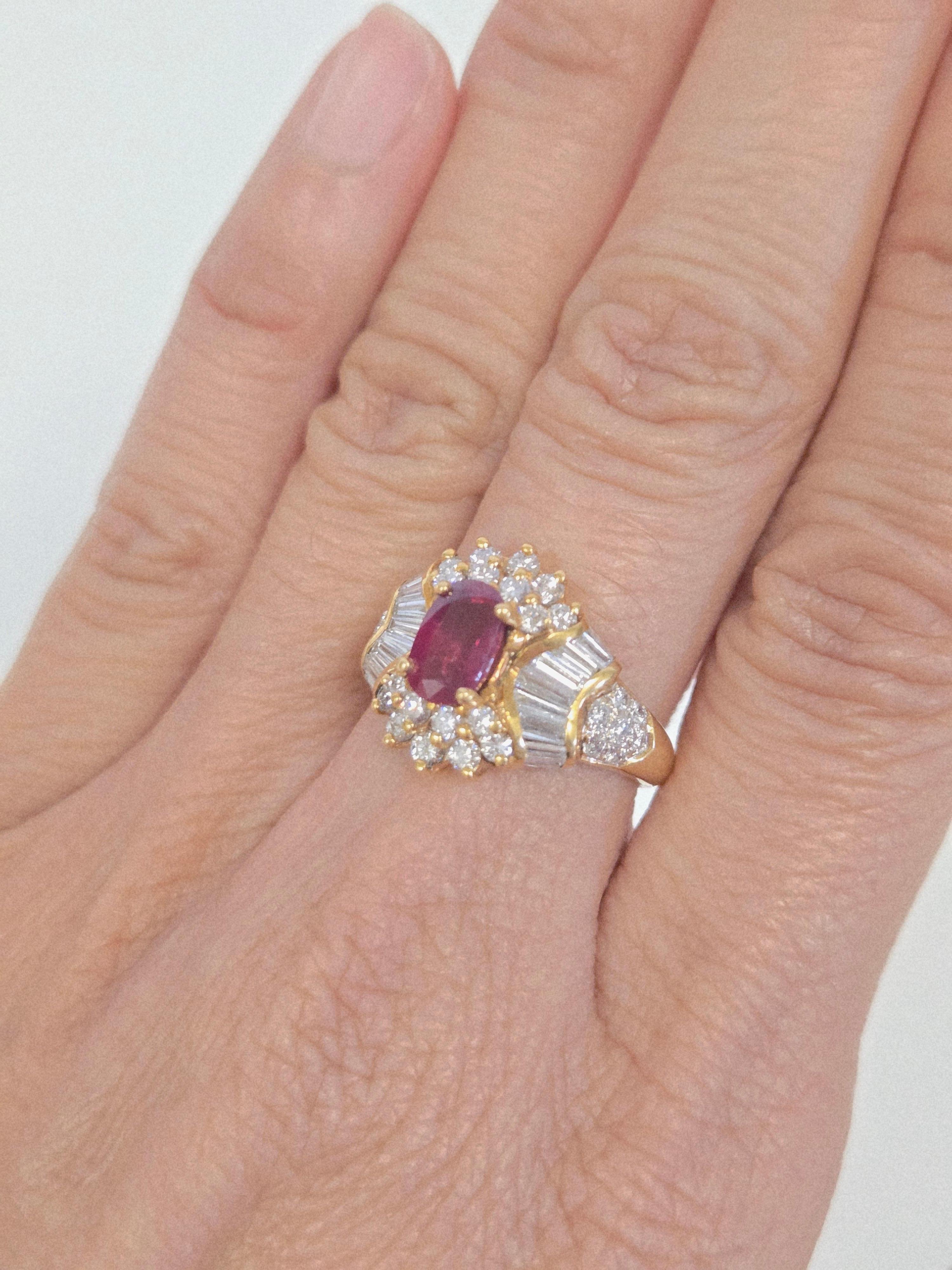 Anello certificato con rubino ovale e diamanti a grappolo da 1,21 carati in oro 18 carati in vendita 8